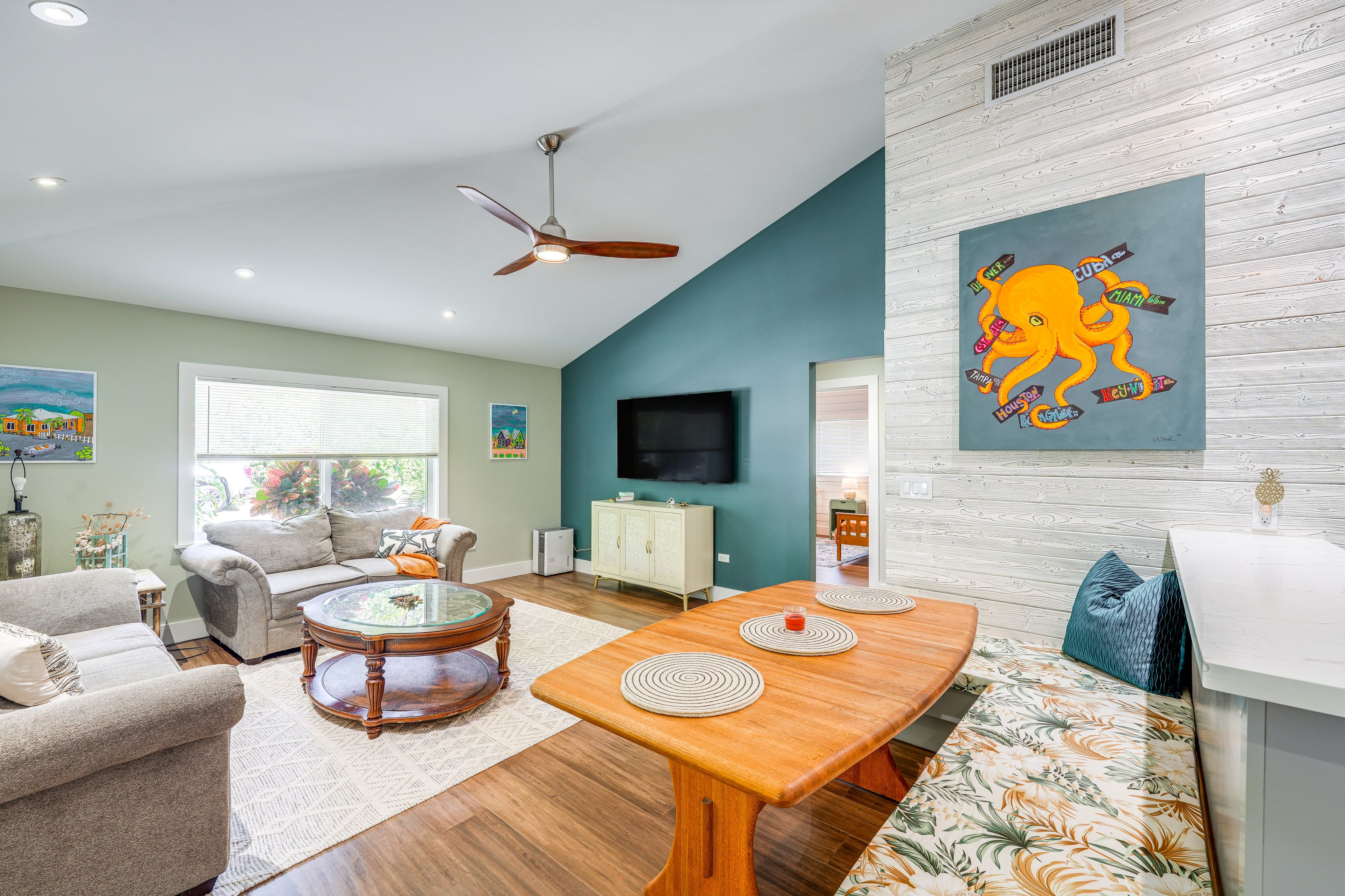 Living Room | Breakfast Nook | Smart TV | Free WiFi | Central A/C & Heating