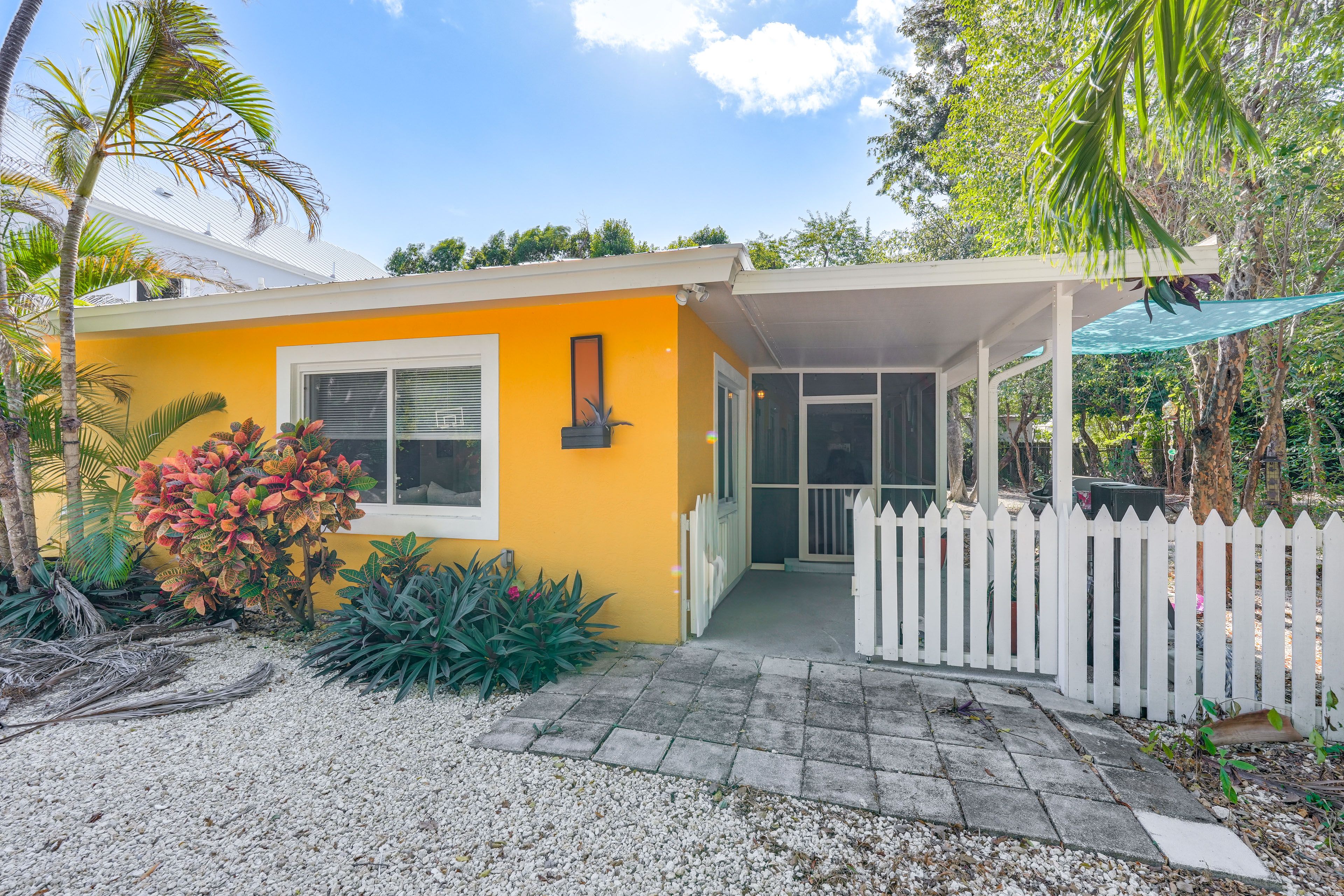 Property Exterior | Driveway (4 Vehicles)