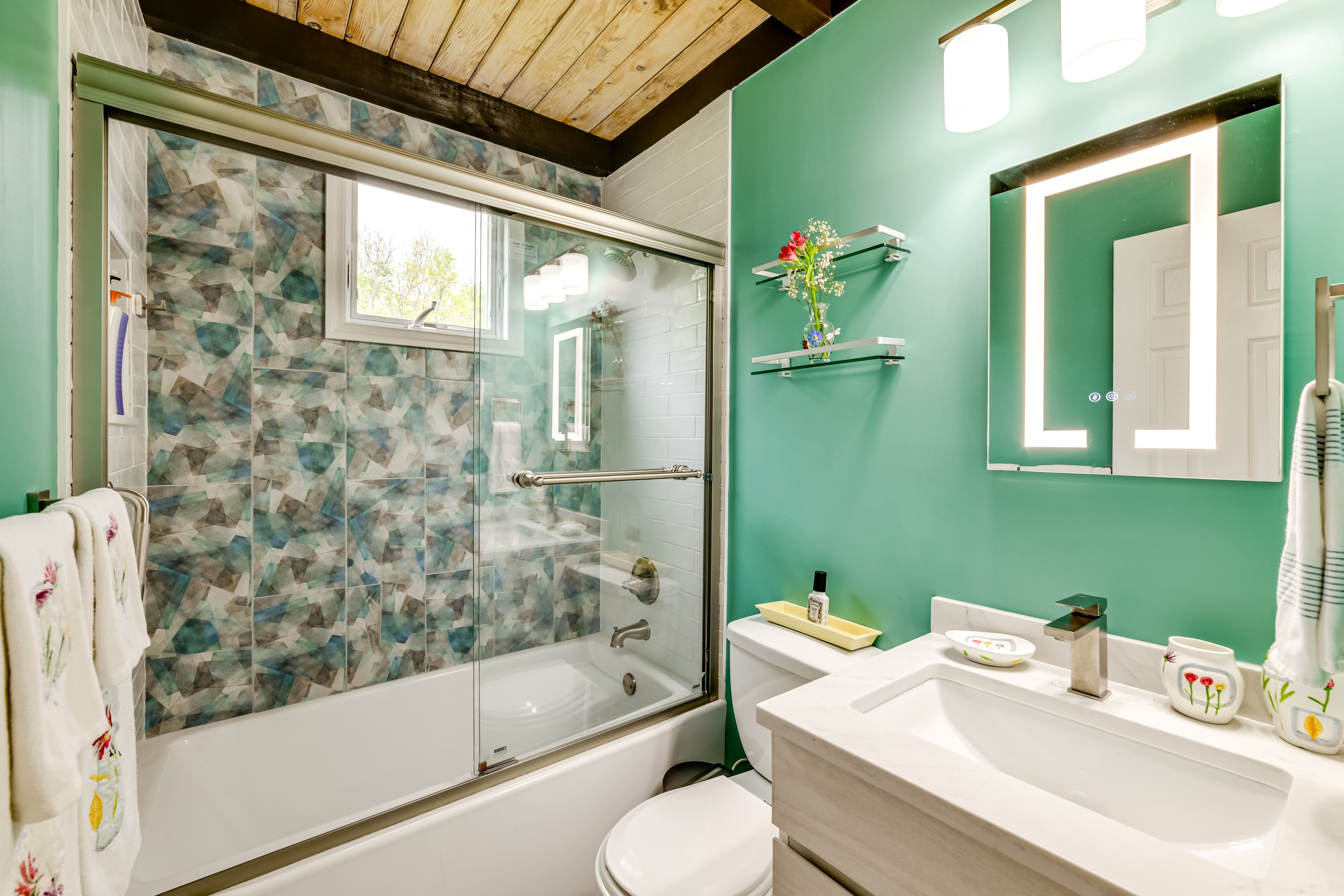 Full Bathroom | 2nd Floor | Complimentary Toiletries
