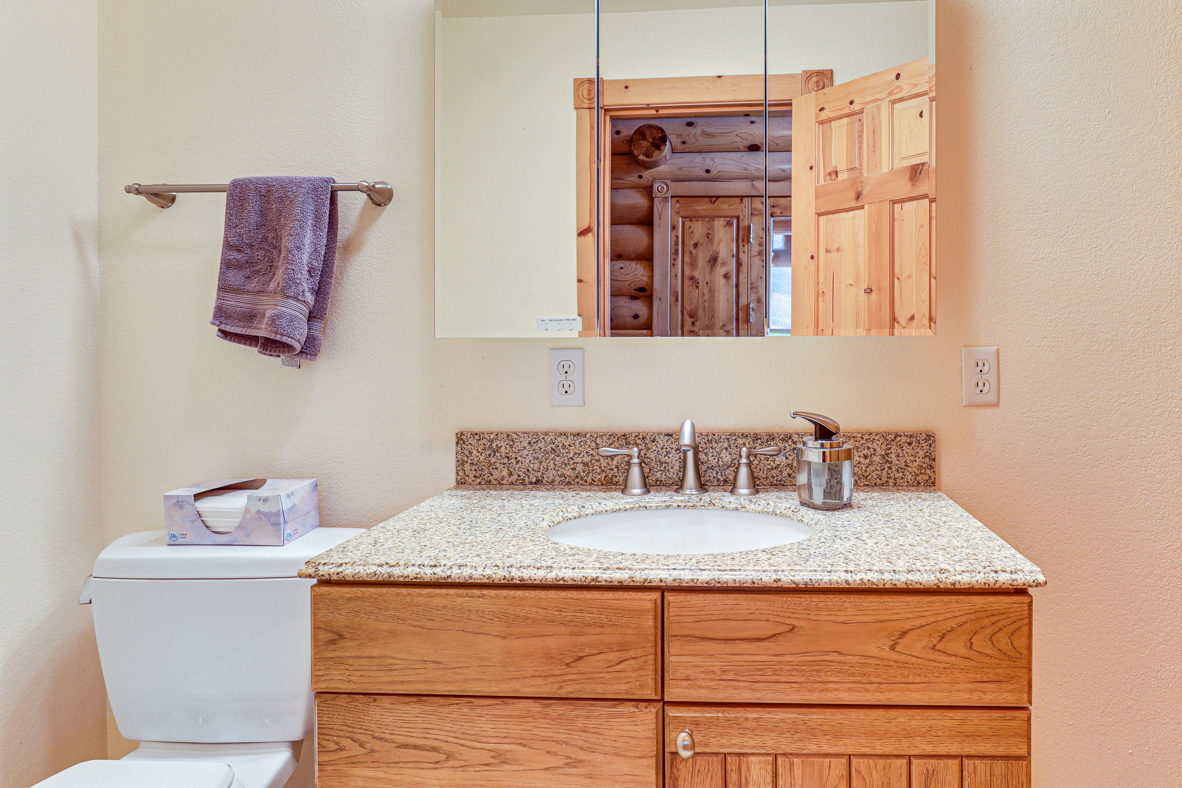 Half Bathroom | 1st Floor | Towels Provided