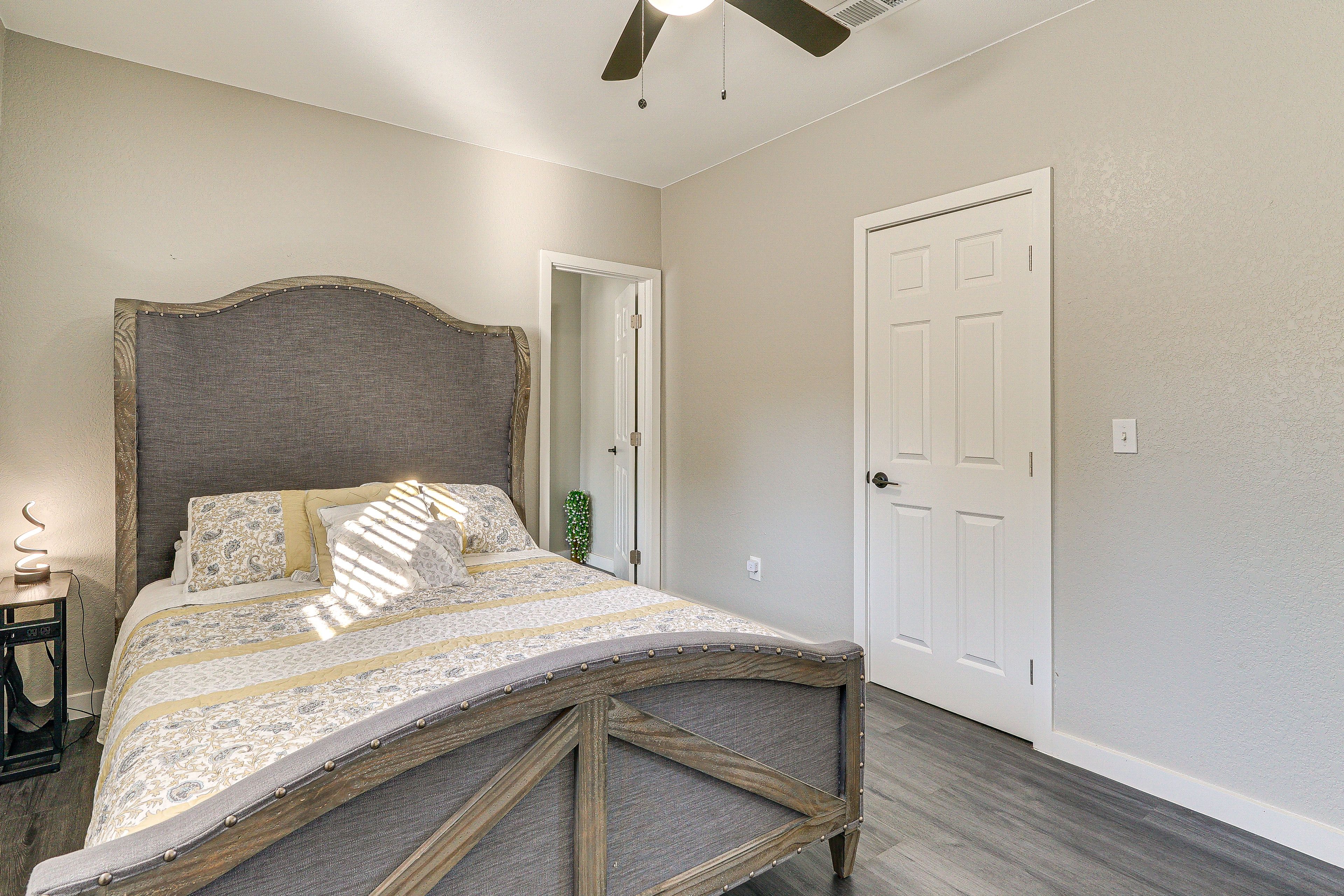 Bedroom 1 | Queen Bed