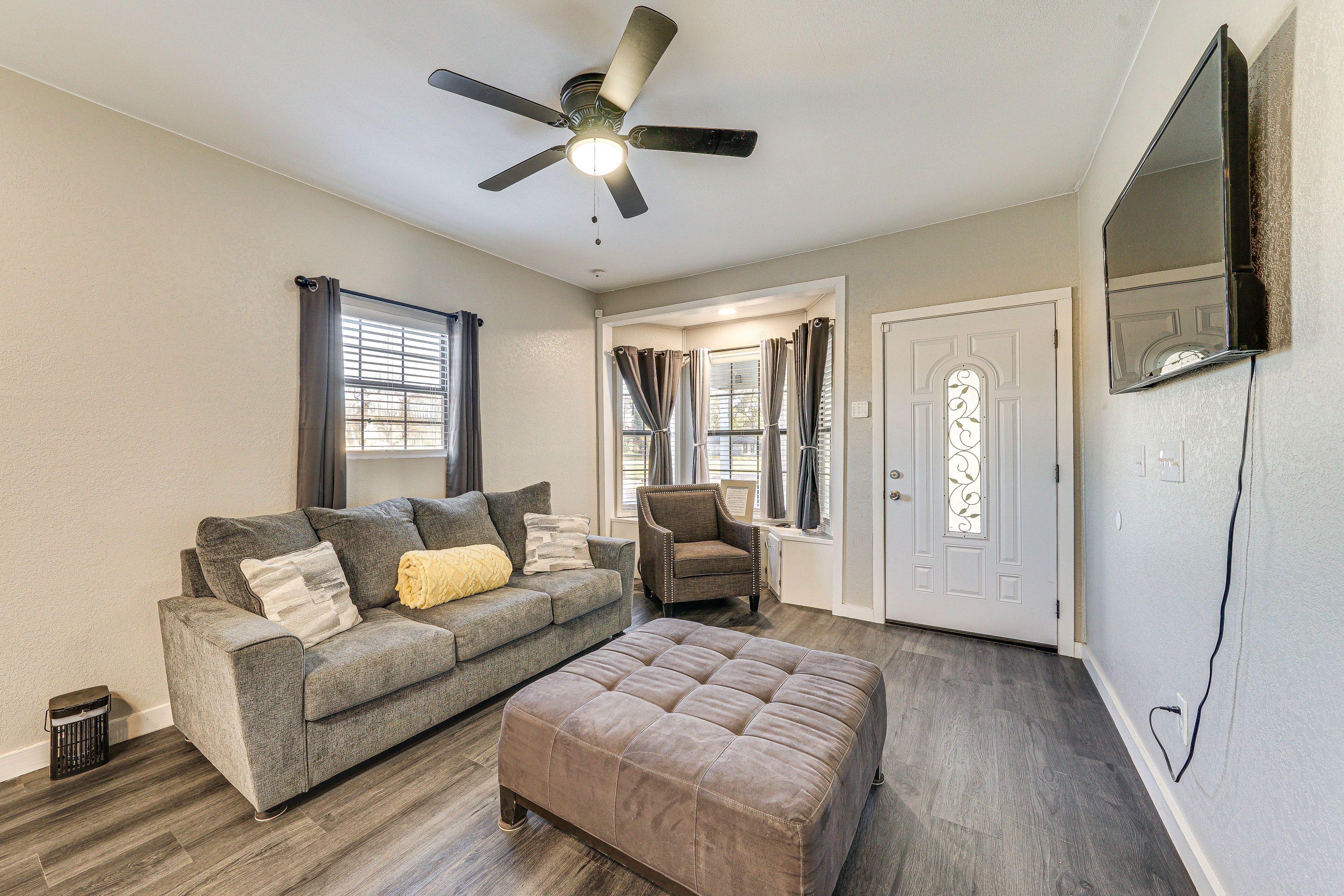 Living Room | Free WiFi | Central A/C & Heat | Smart TV