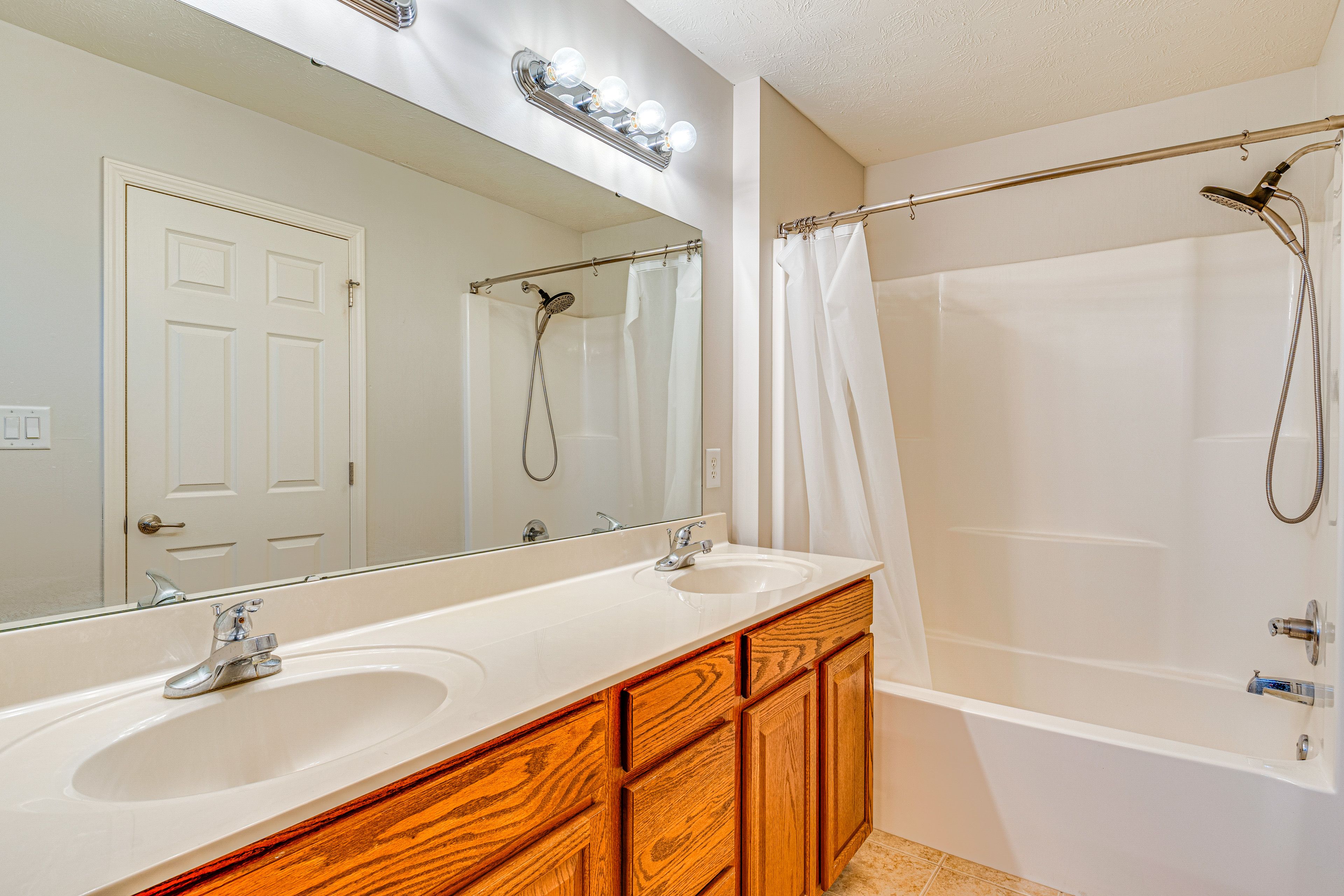 Full Bath | 2nd Floor