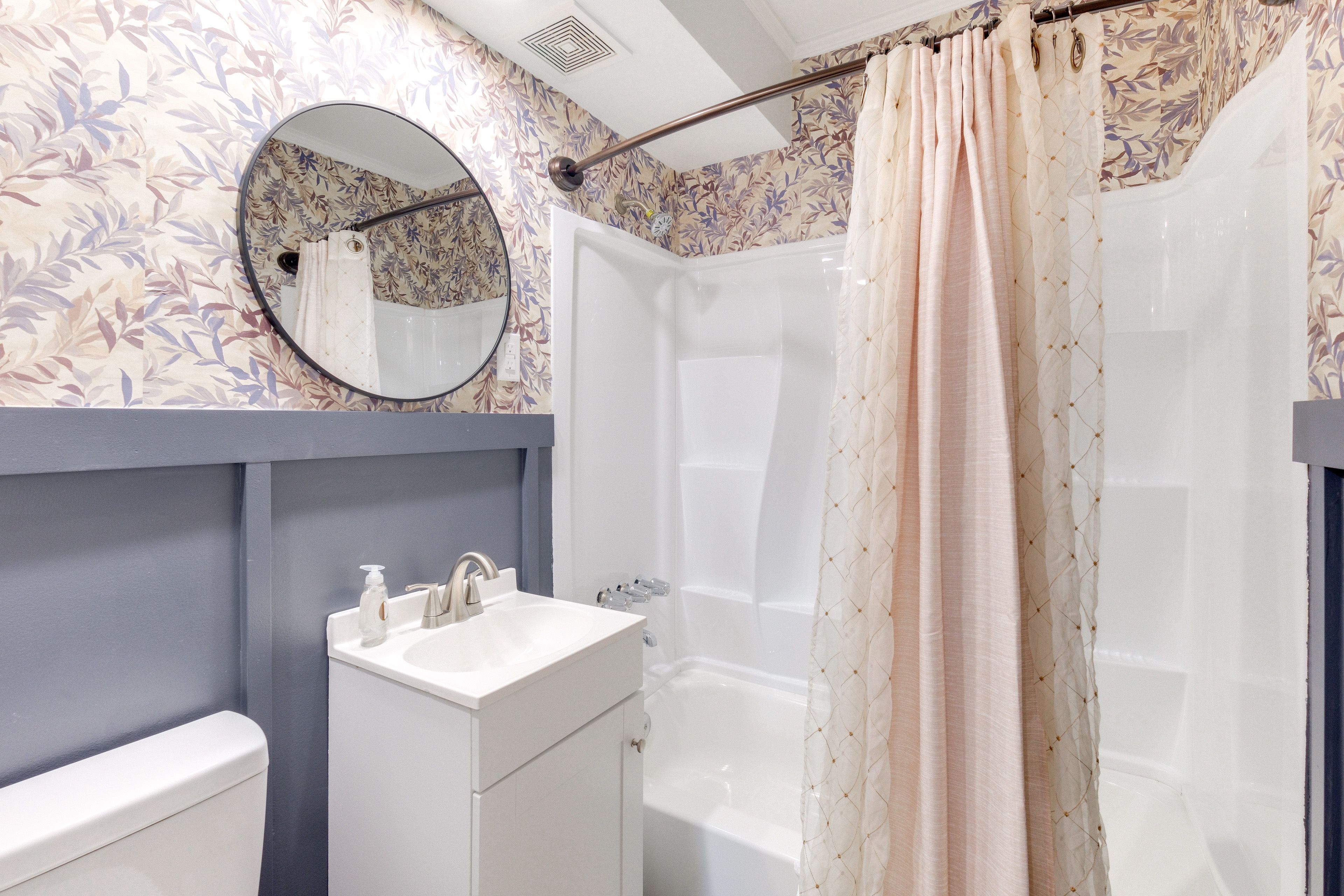 Full Bathroom | Towels Provided | Complimentary Toiletries