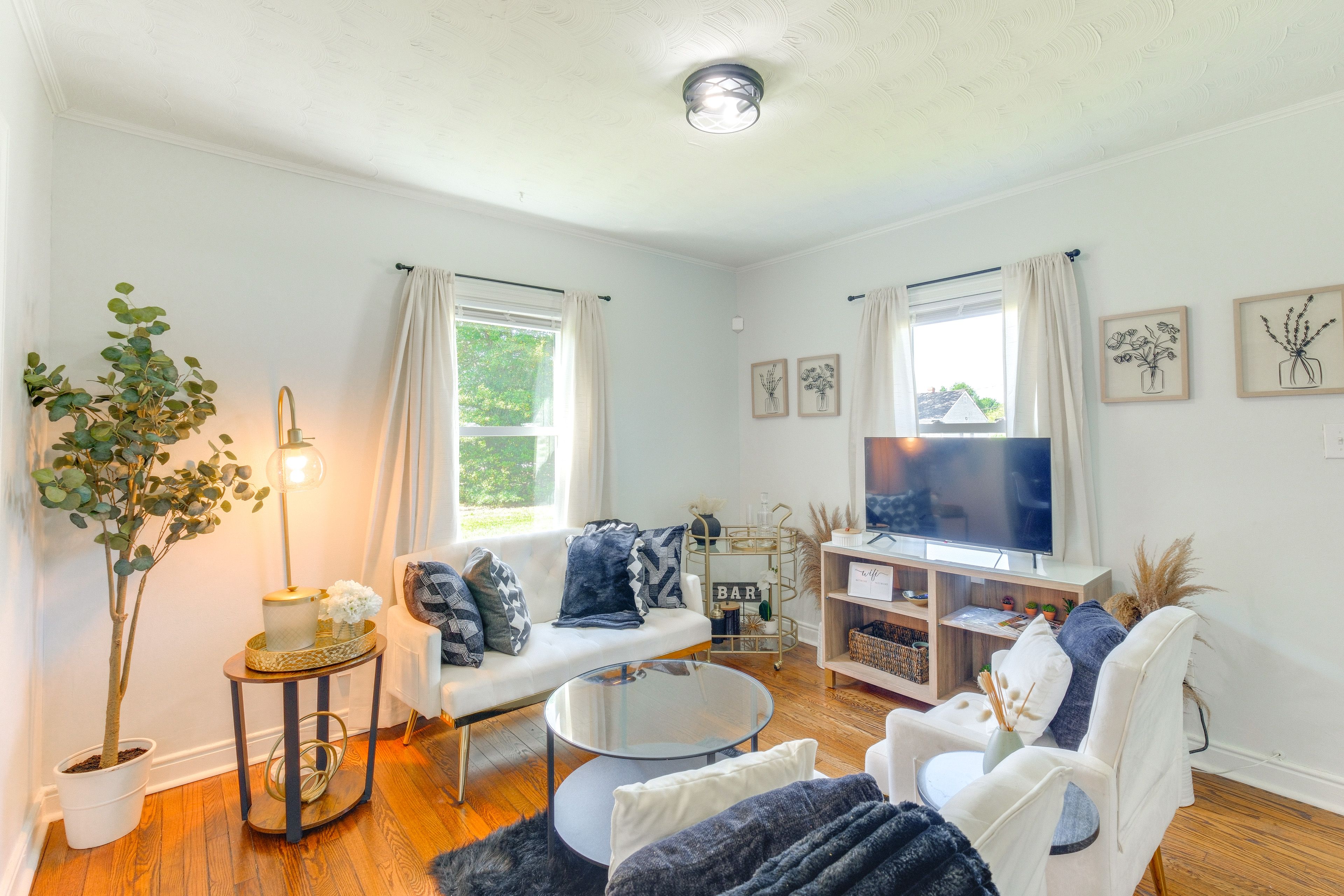 Richmond Vacation Rental | 2BR | 1BA | 792 Sq Ft | 4 Steps Required