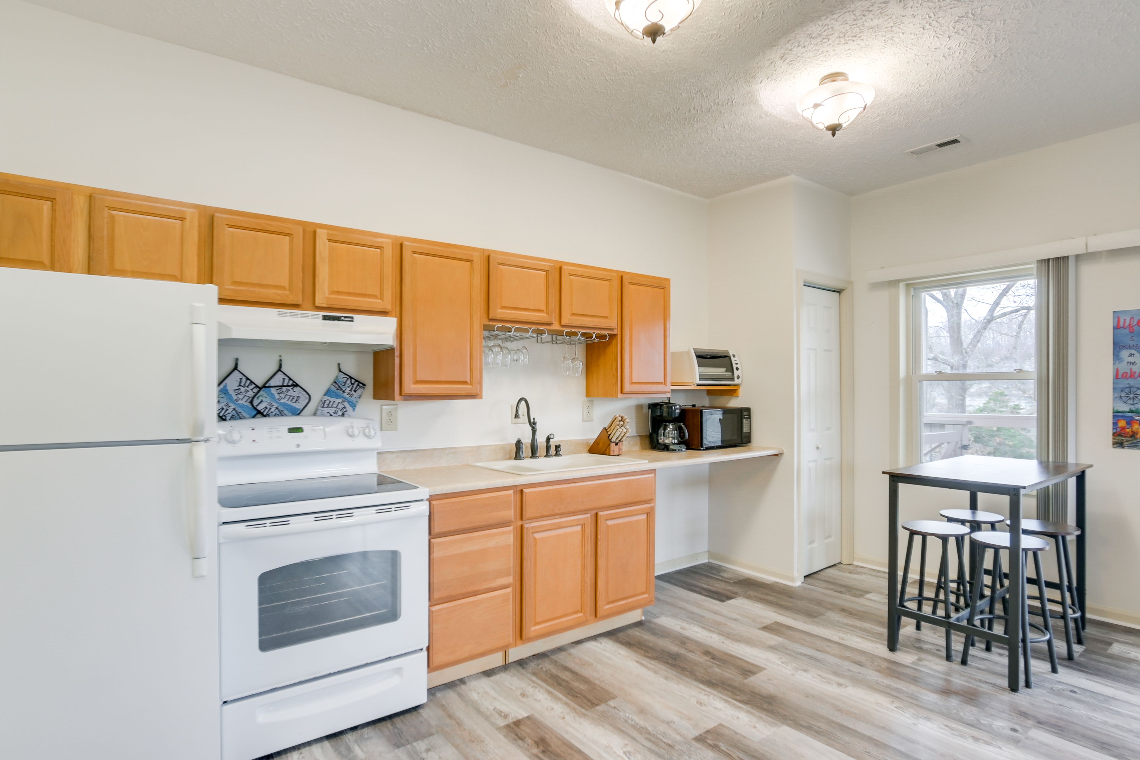 Kitchen | Blender | Dining Table | Trash Bags & Paper Towels
