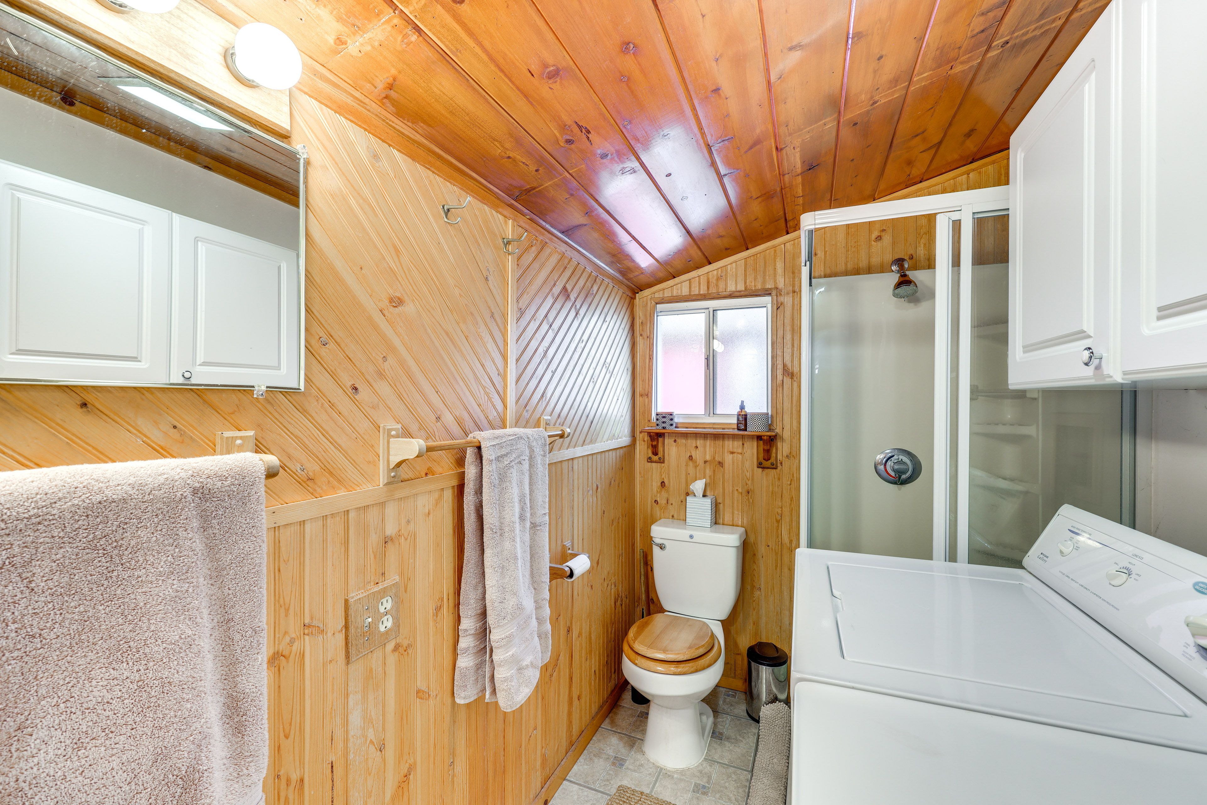 Full Bathroom | 1st Floor | Washer | Towels Provided | Complimentary Toiletries
