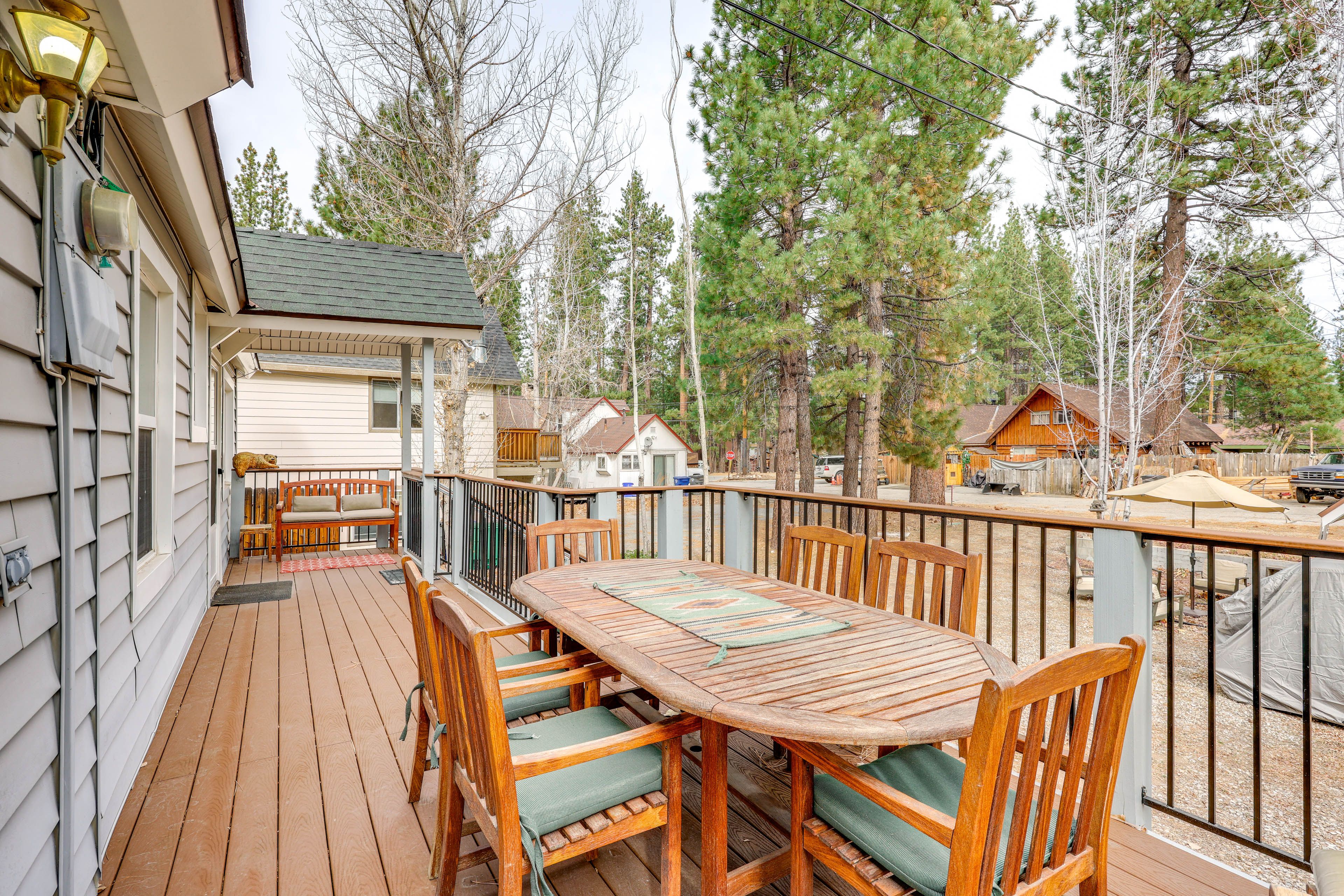 Deck | Outdoor Dining | Self Check-In | 4 Mi to Snow Summit