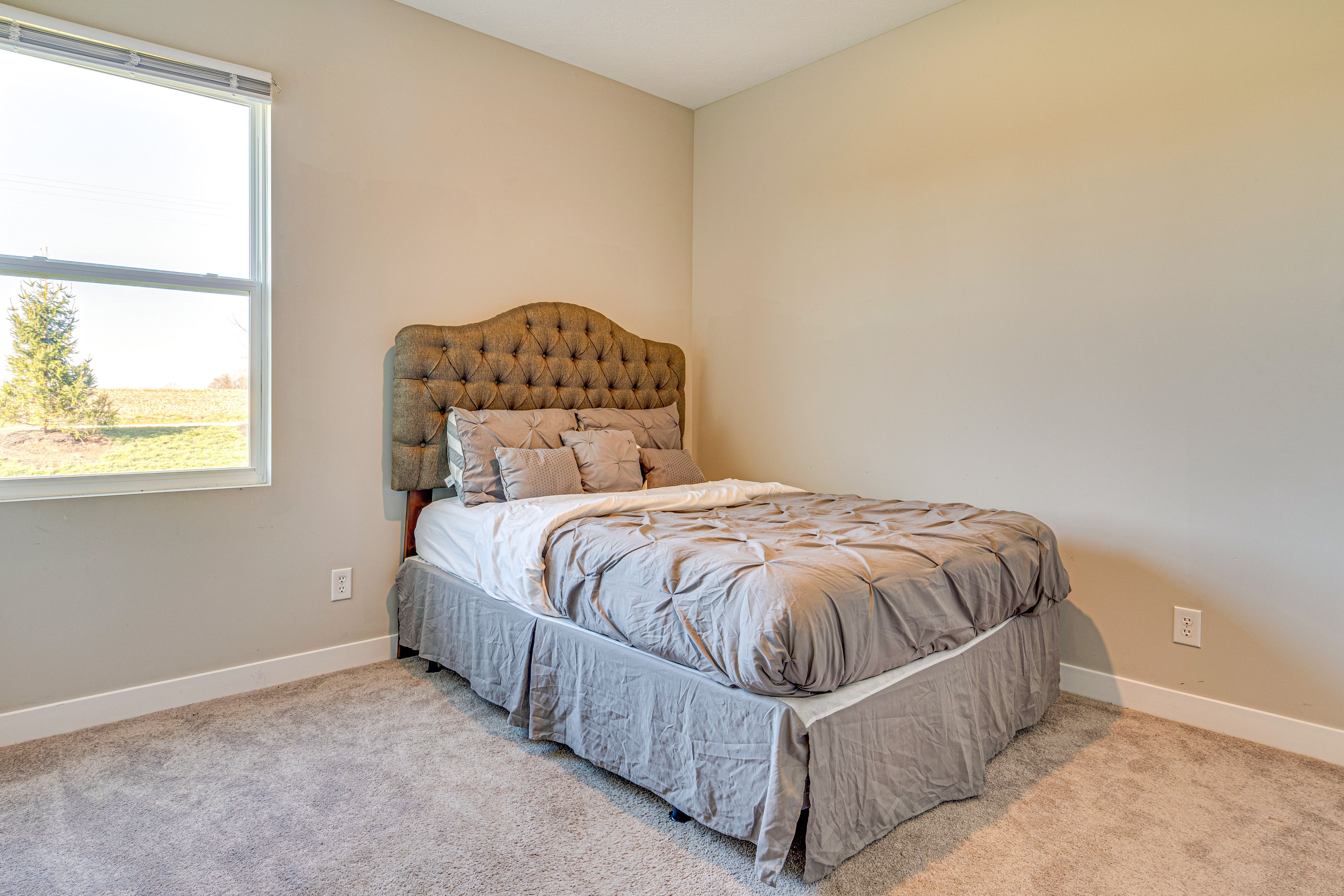 Bedroom 1 | Queen Bed | Linens Provided | 1st Floor