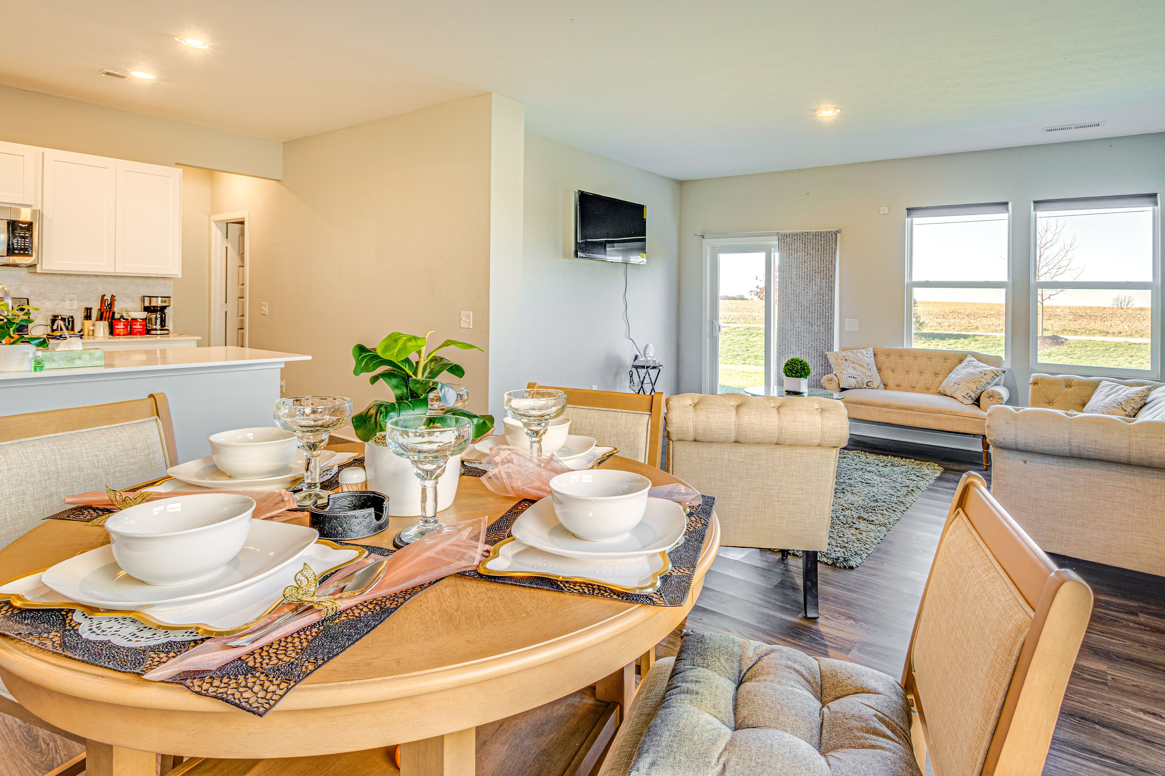 Dining Area | Dishware/Flatware Provided | 1st Floor