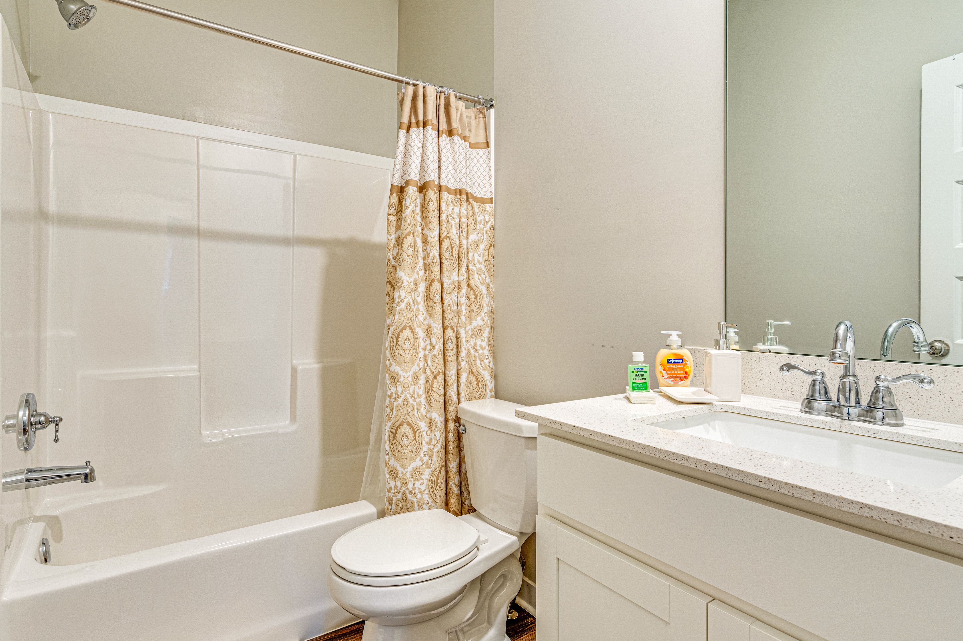 Full Bathroom | Towels Provided | 1st Floor