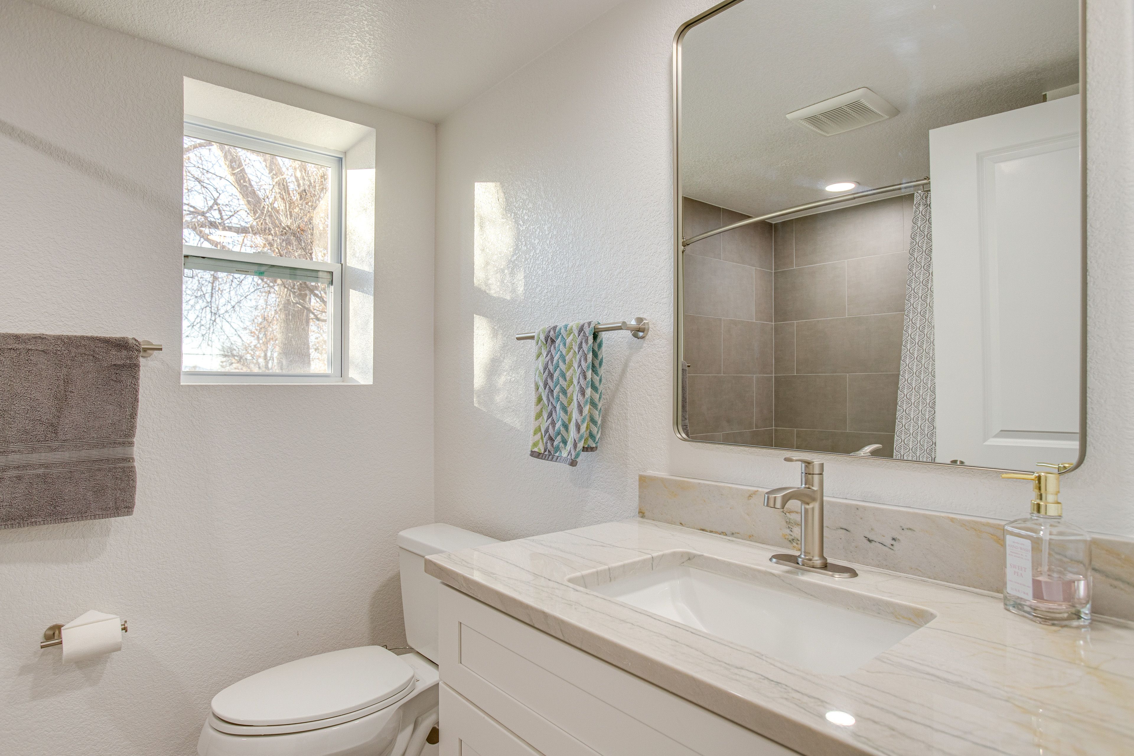 Full Bathroom | Towels Provided | Lower Level