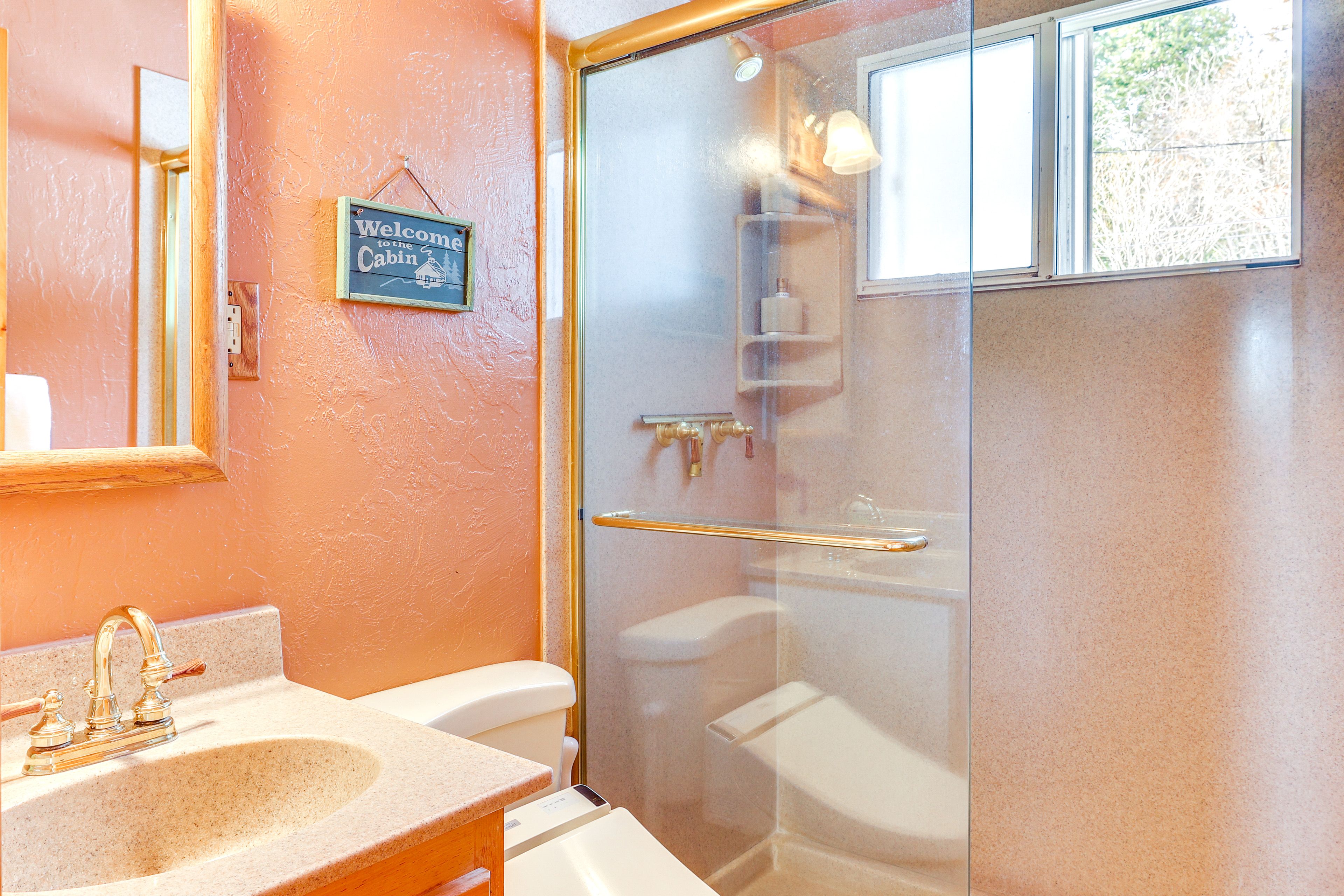 Full Bathroom | 1st Floor | Towels Provided | Complimentary Toiletries