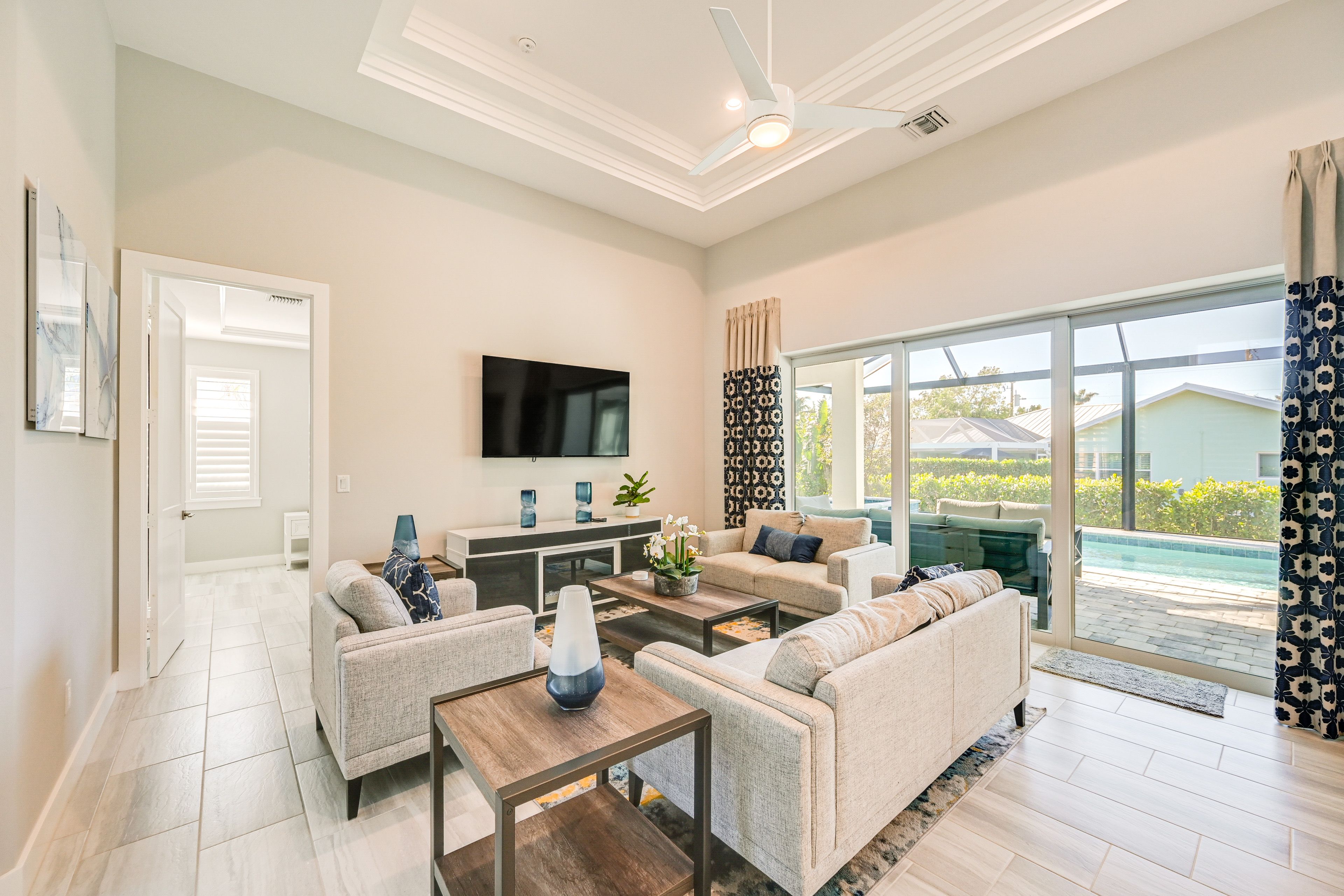 Living Room | Smart TV | Free WiFi | Central Heating & A/C