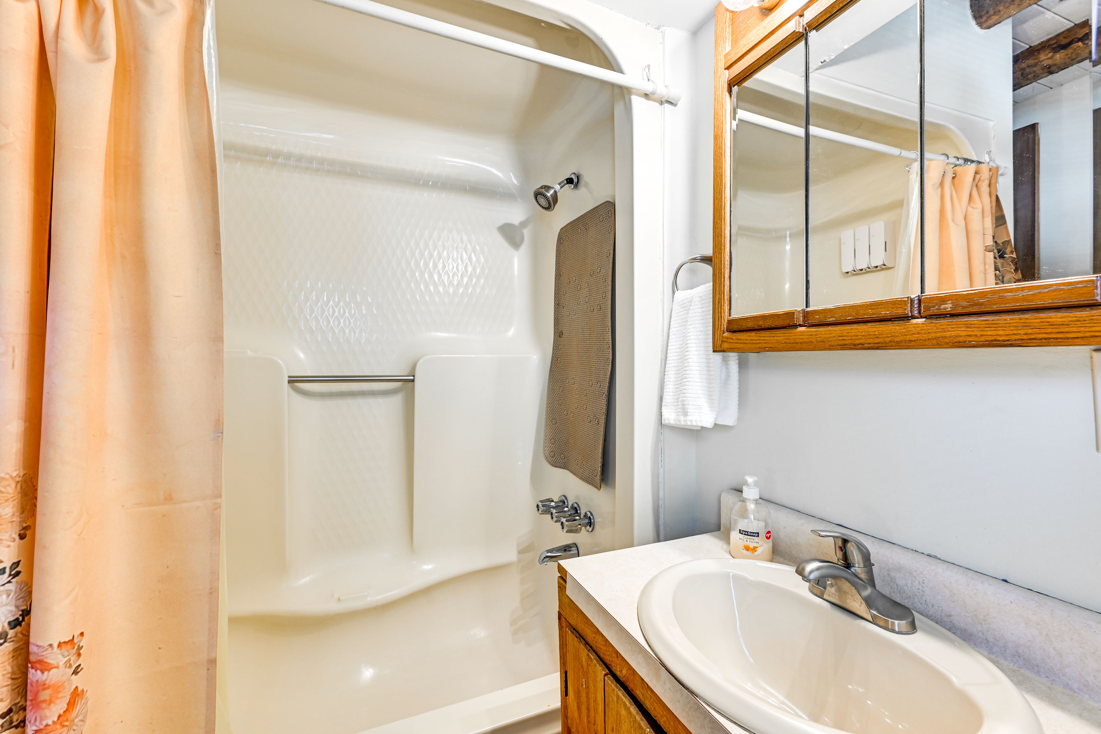 Full Bath | 1st Floor