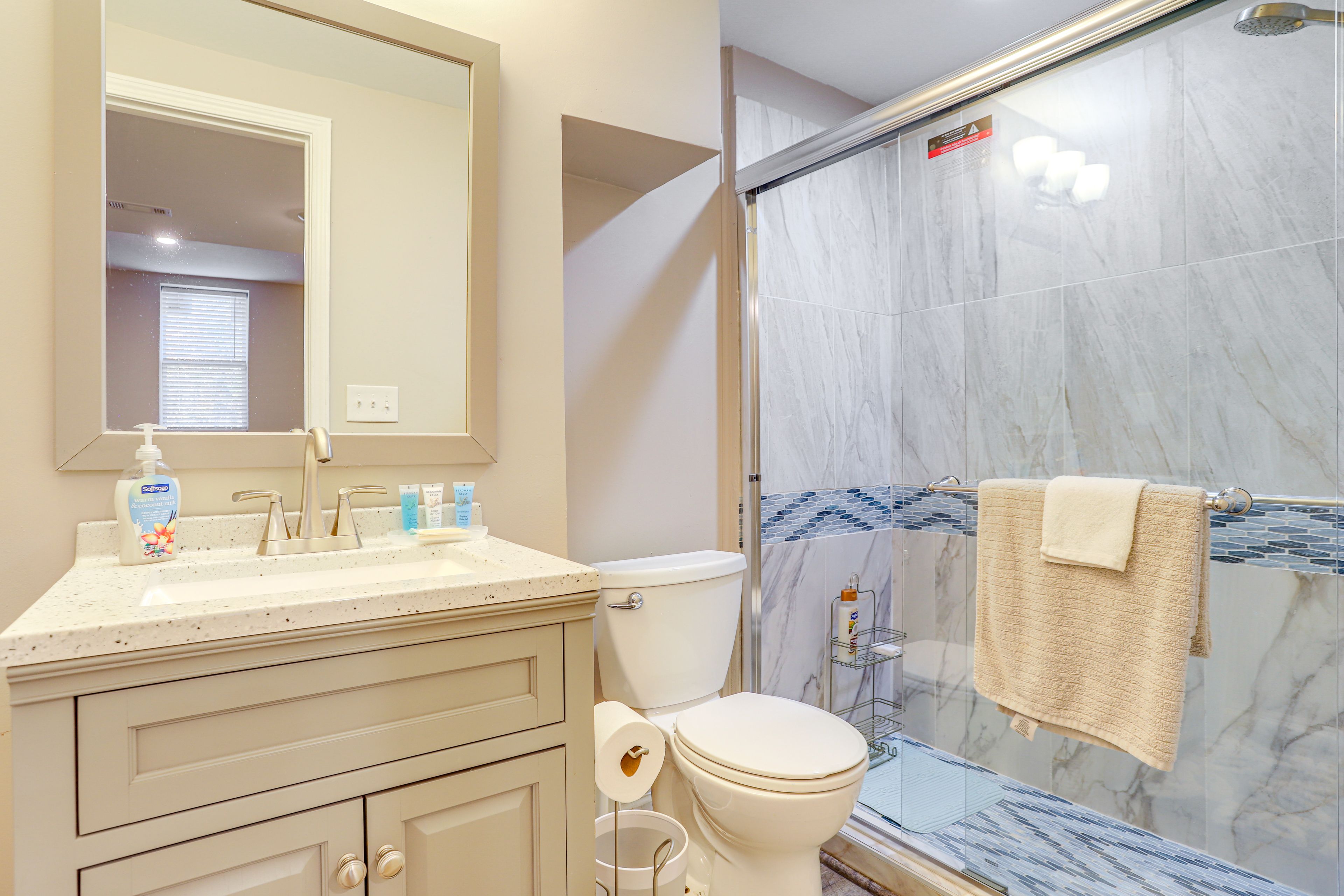 Full Bathroom | Upper Level | Towels Provided