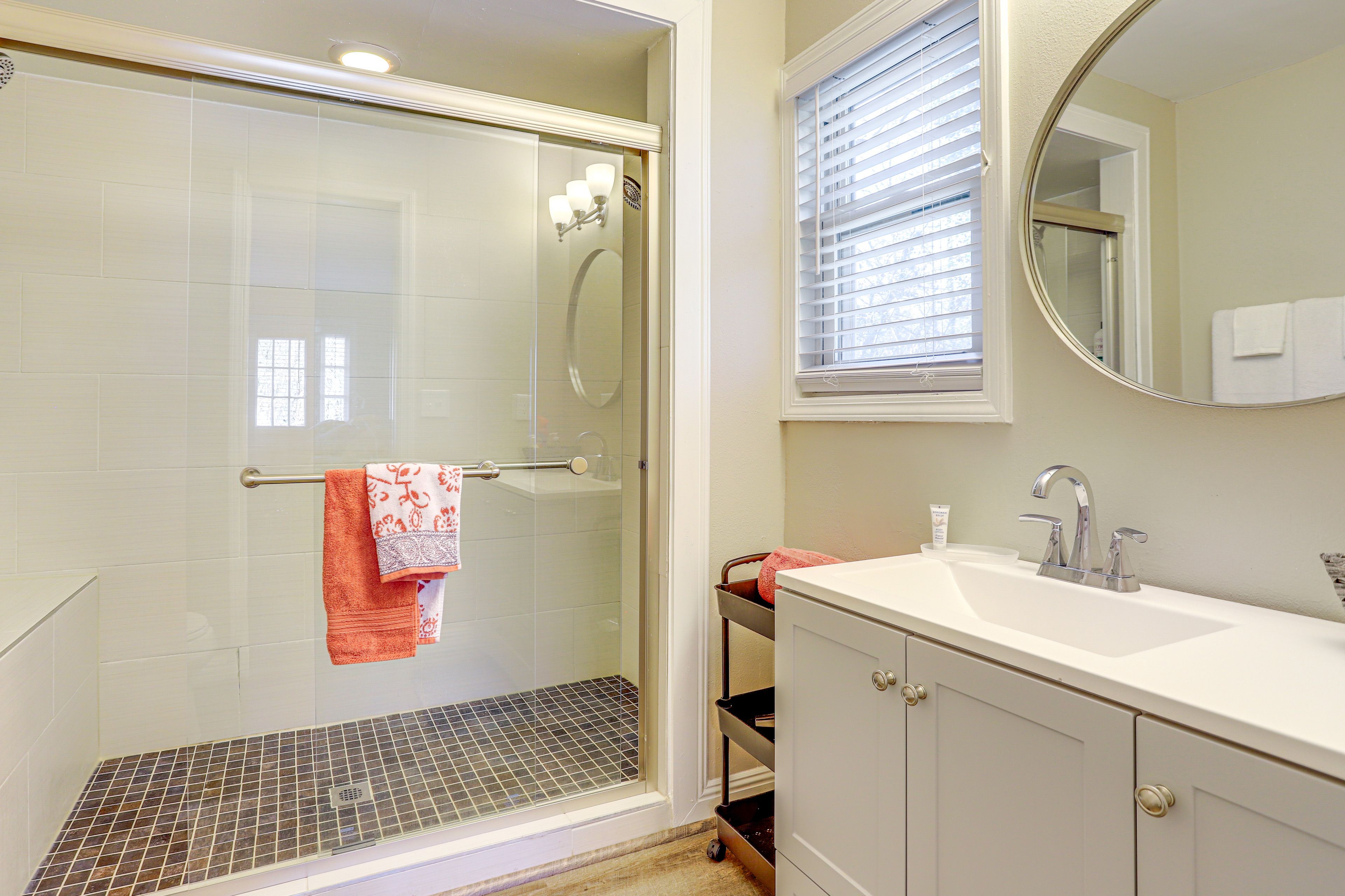 Full Bathroom | Upper Level | Towels Provided