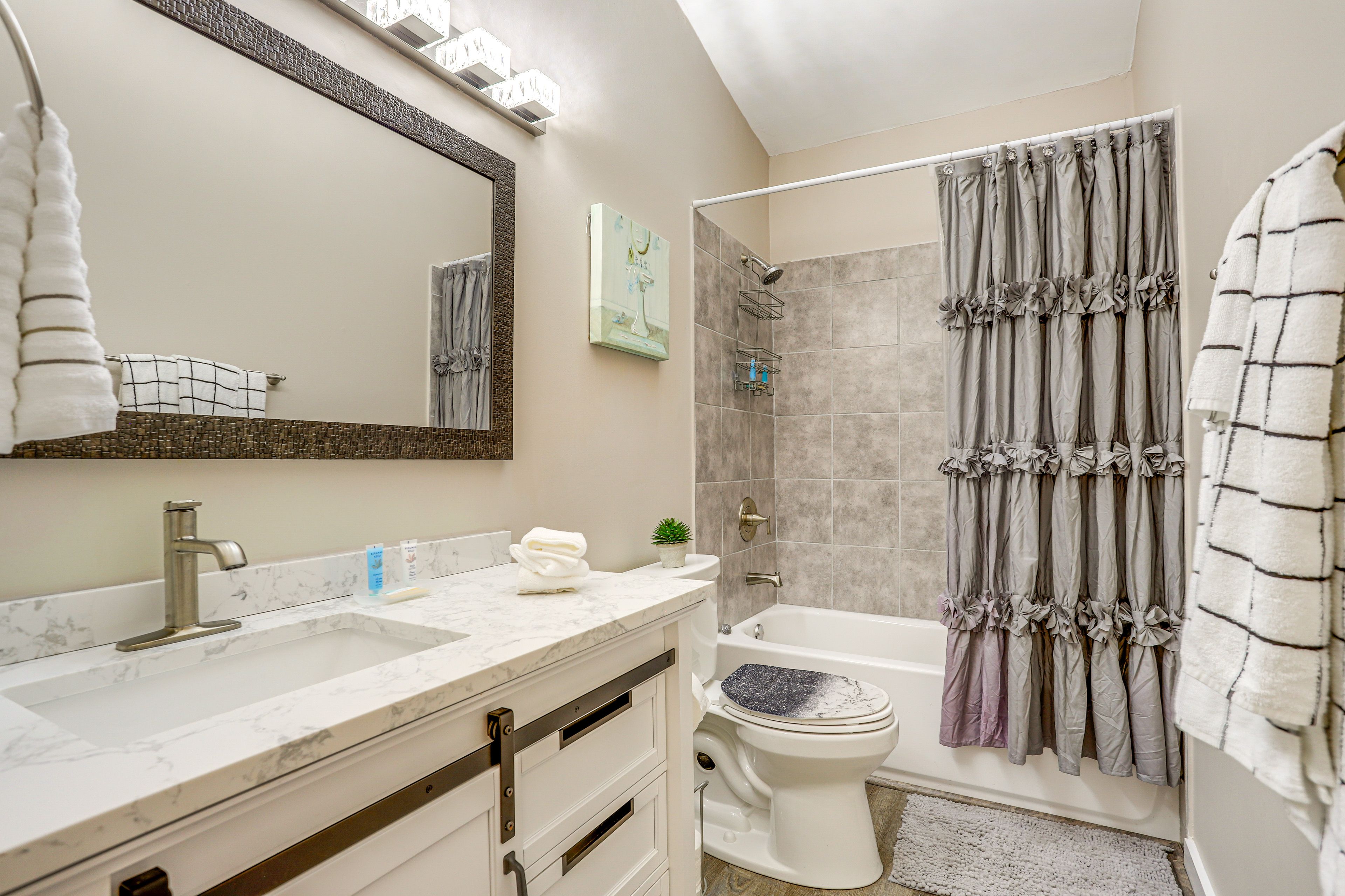 Full Bathroom | Upper Level | Towels Provided