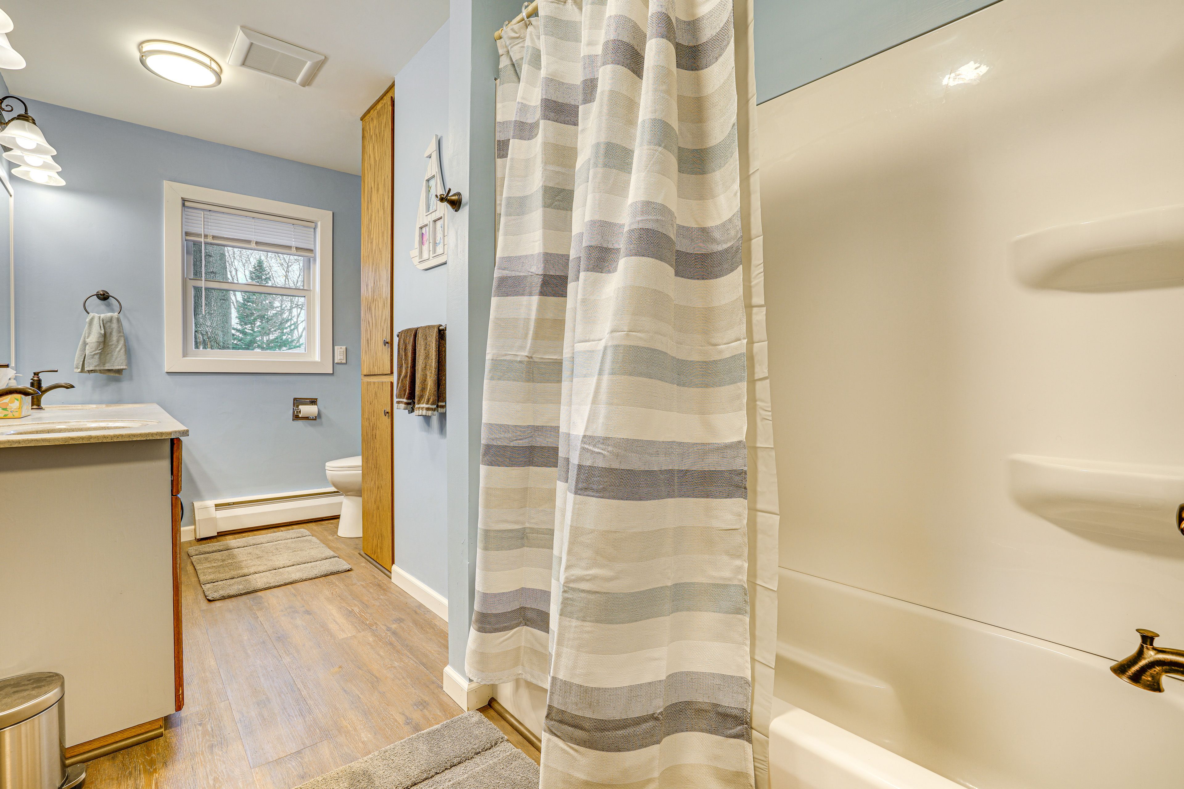 Full Bathroom | Towels Provided | Main Level