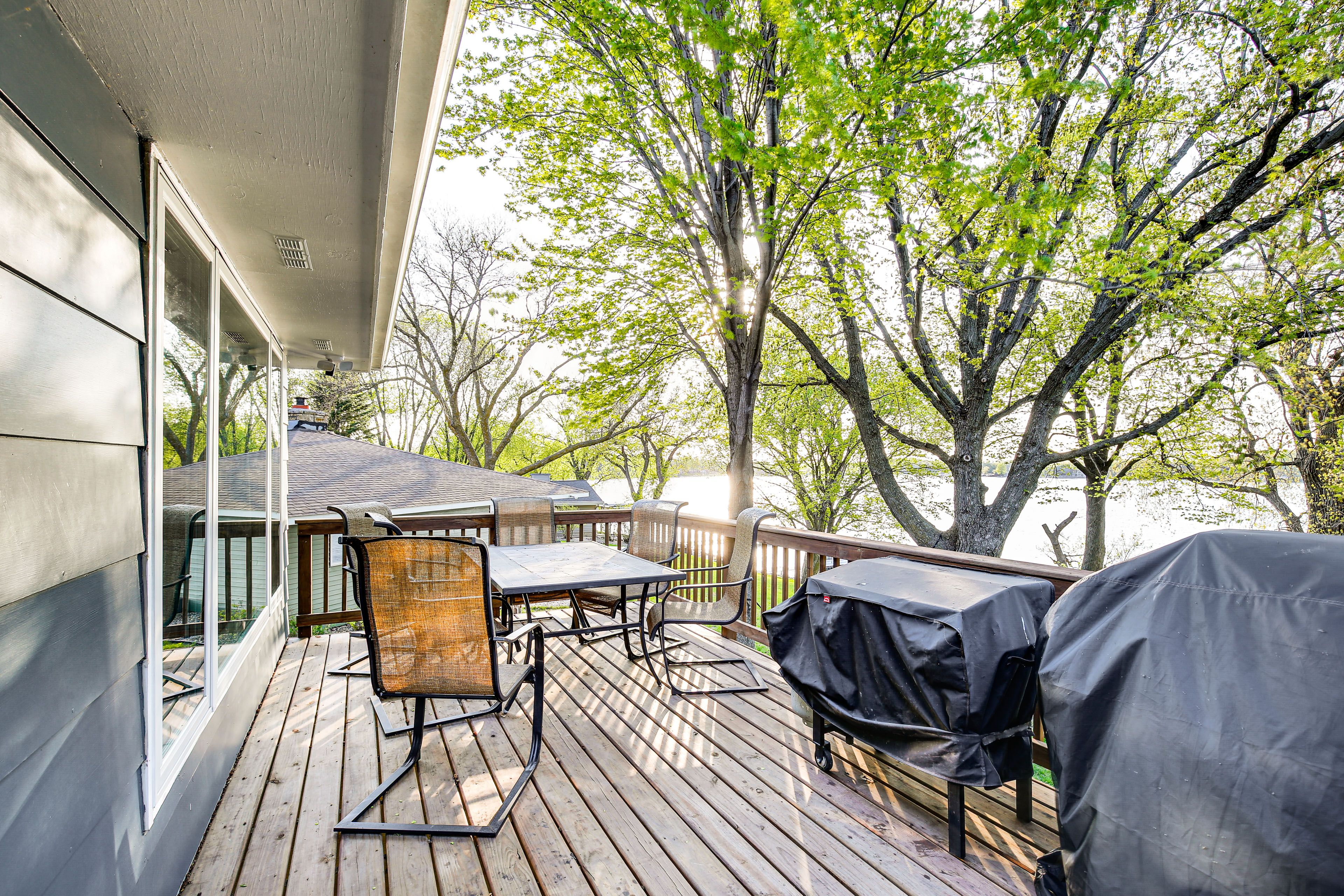 Madison Lake Vacation Rental | 4BR | 2BA | 2,672 Sq Ft | 3 Steps Required