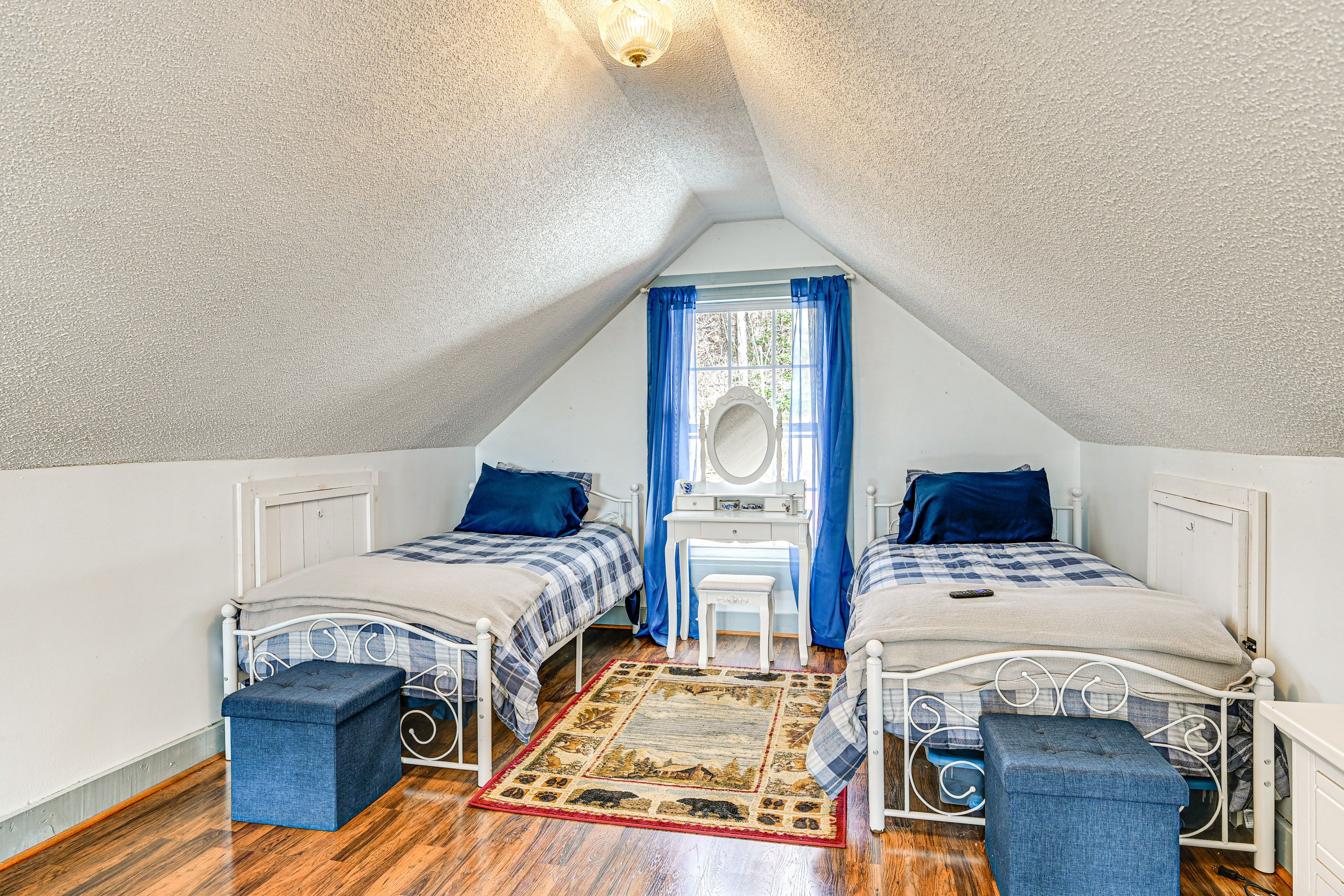 Loft | 2 Twin Beds | Portable Crib | 2nd Floor | Board Games