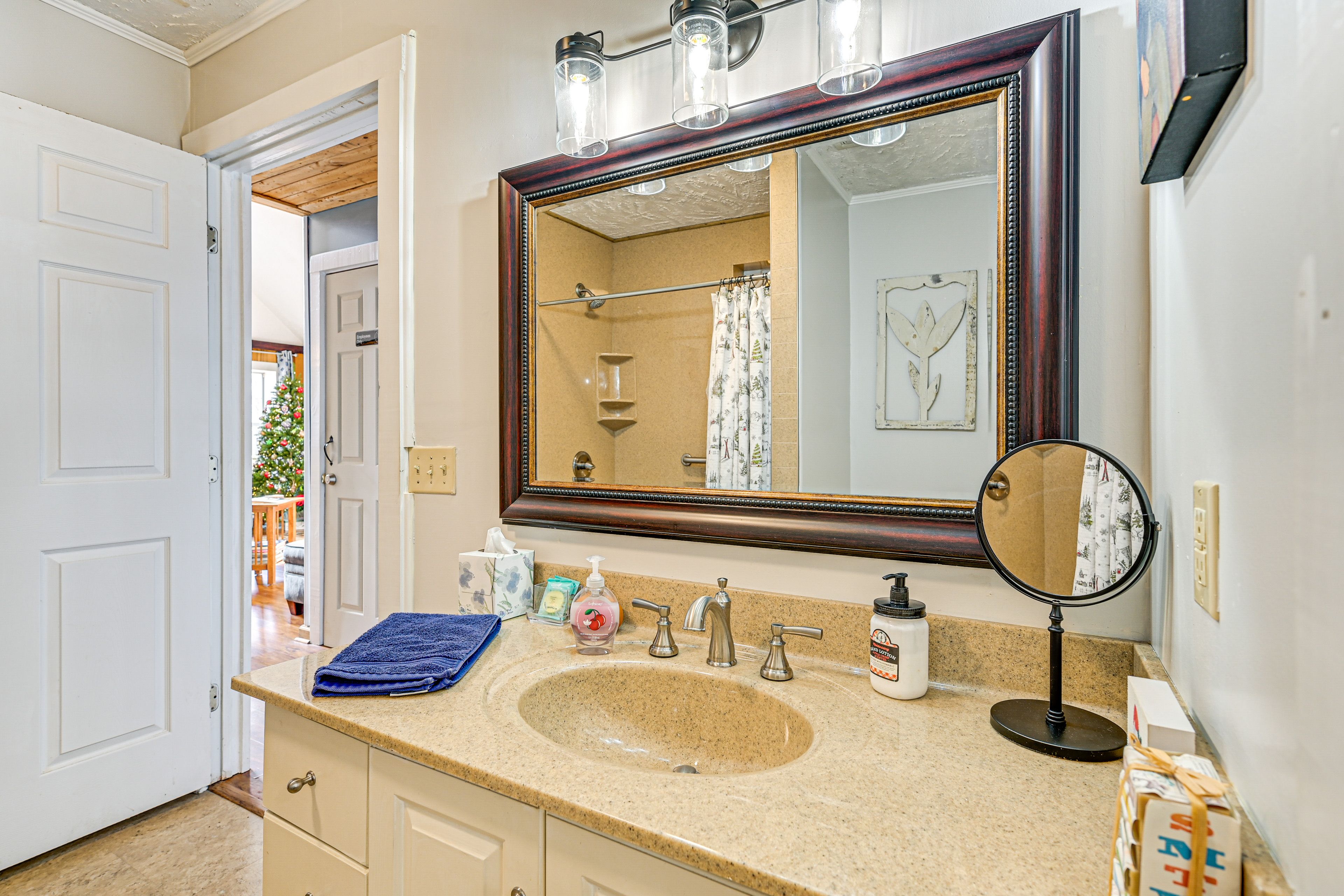 Full Bathroom | 1st Floor | Towels Provided | Hair Dryer | Grab Rail in Shower