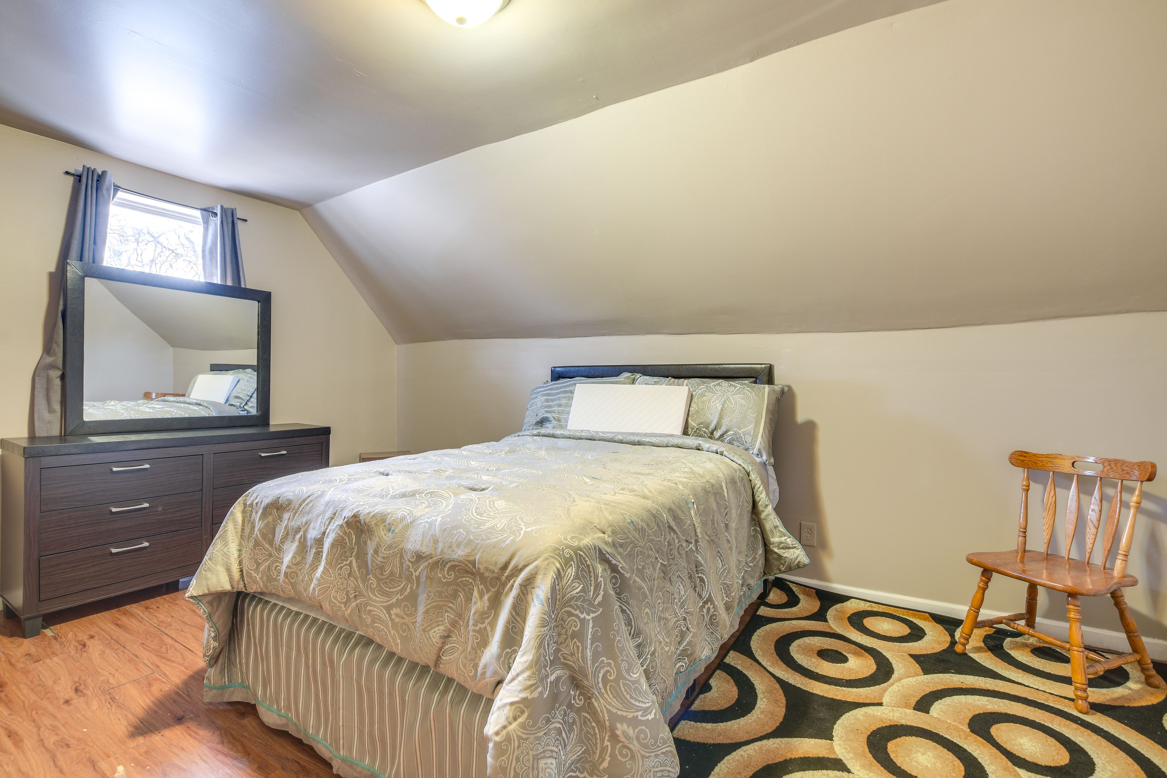 Bedroom 5 | Queen Bed | 2nd Floor