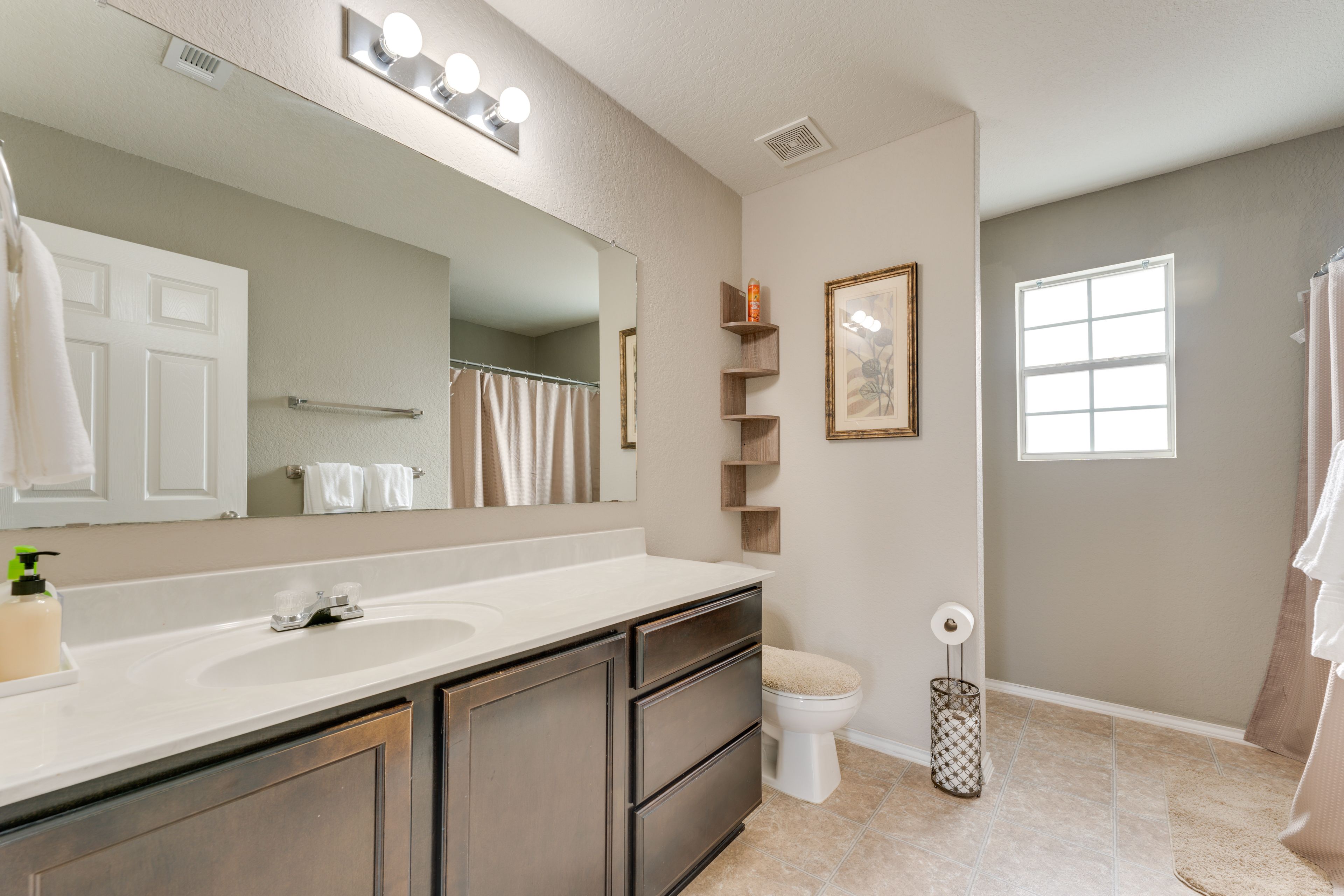 Full Bathroom | Towels Provided | 2nd Floor