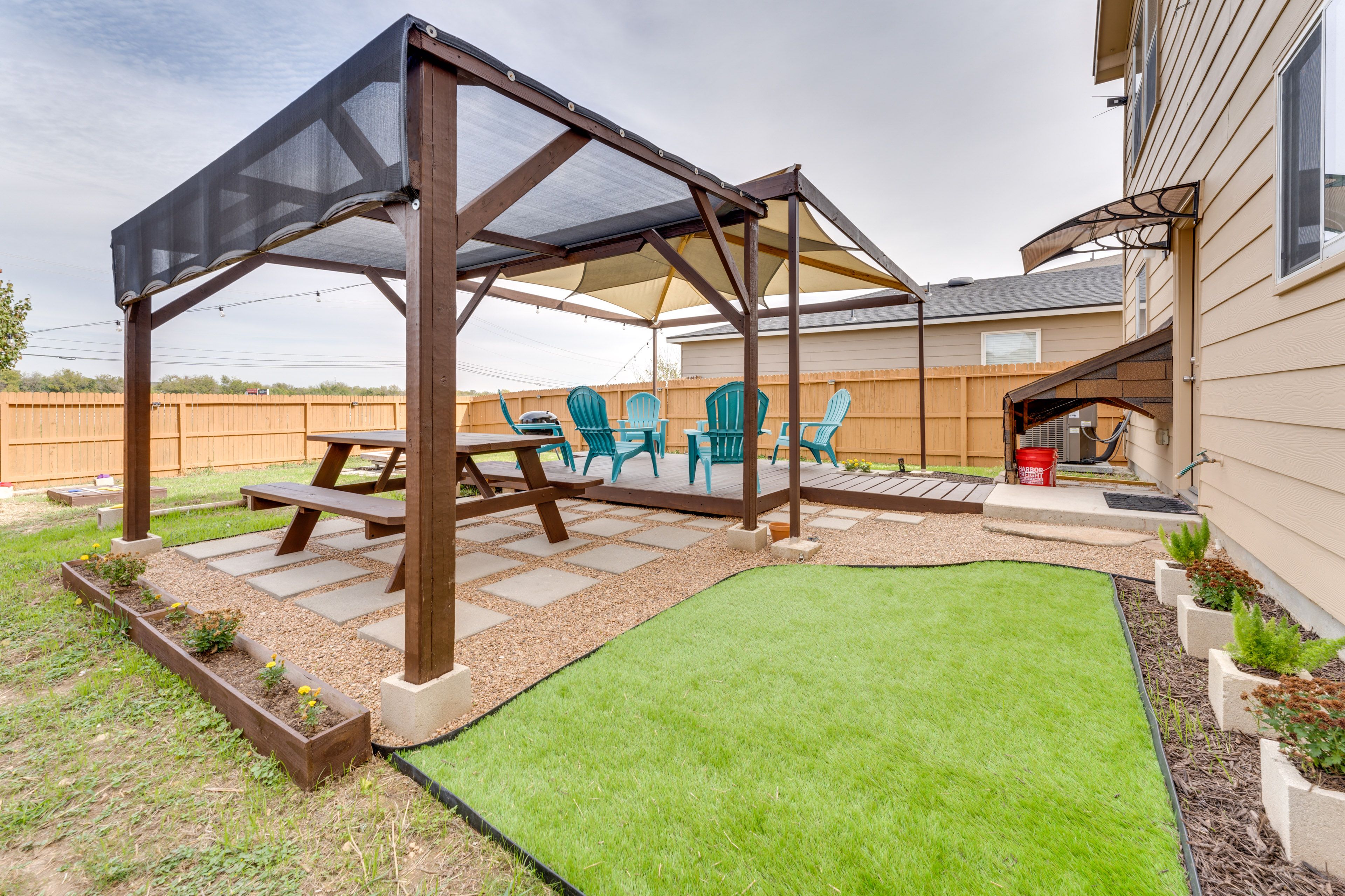 Fenced Backyard | Deck | Charcoal Grill | Fire Pit | Lawn Game