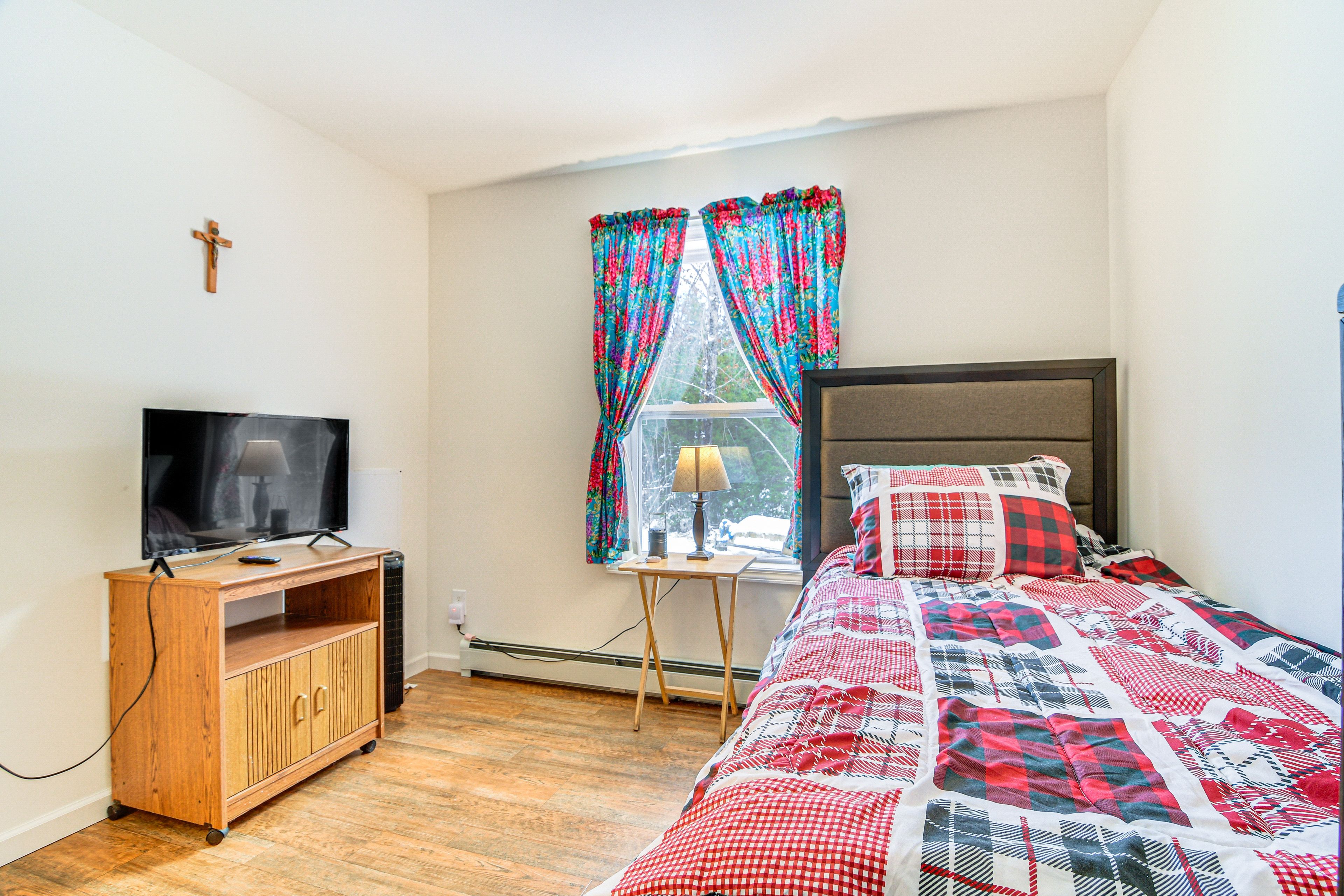 Bedroom 3 | Twin Bed | Smart TV