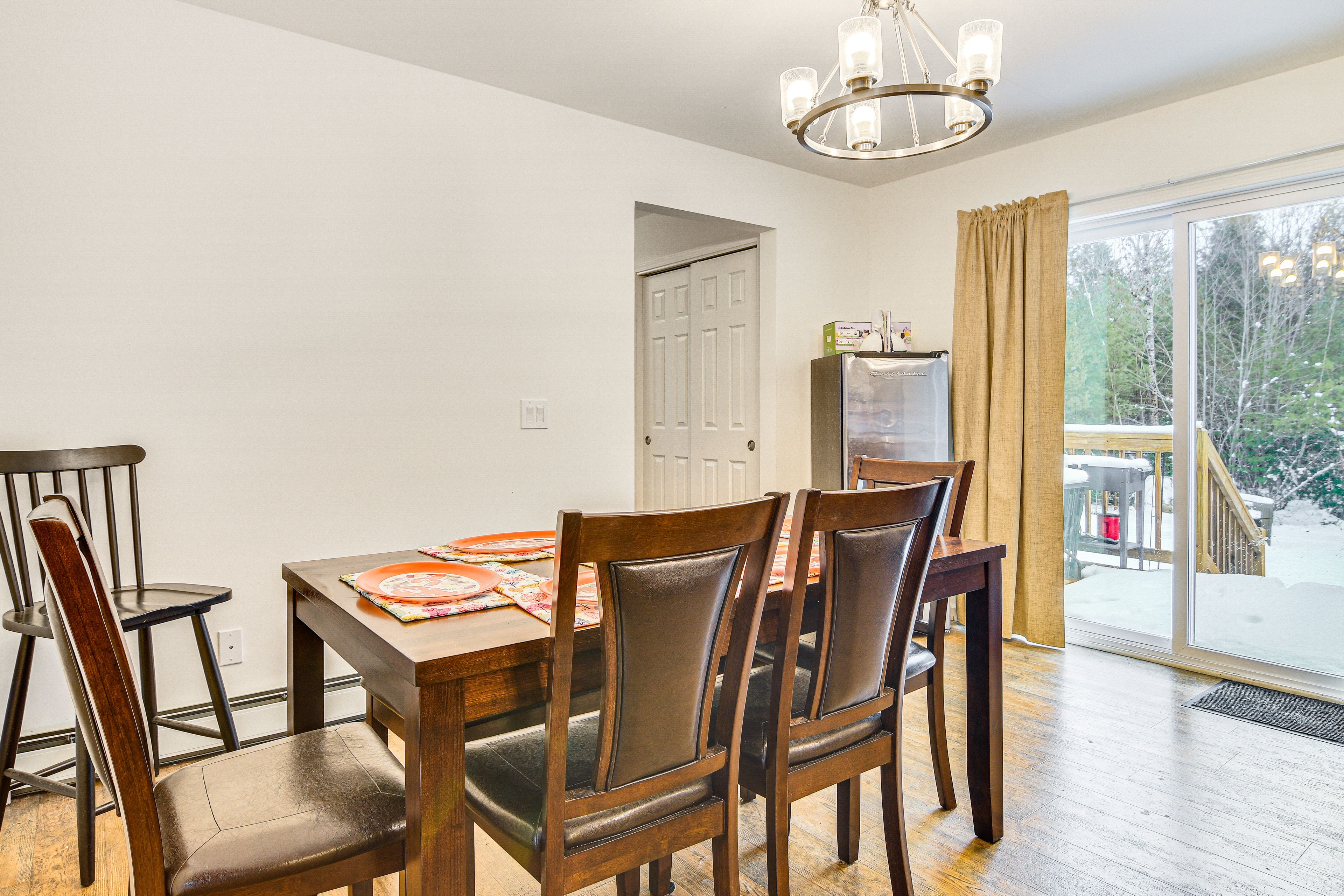 Dining Area | Dishware/Flatware Provided