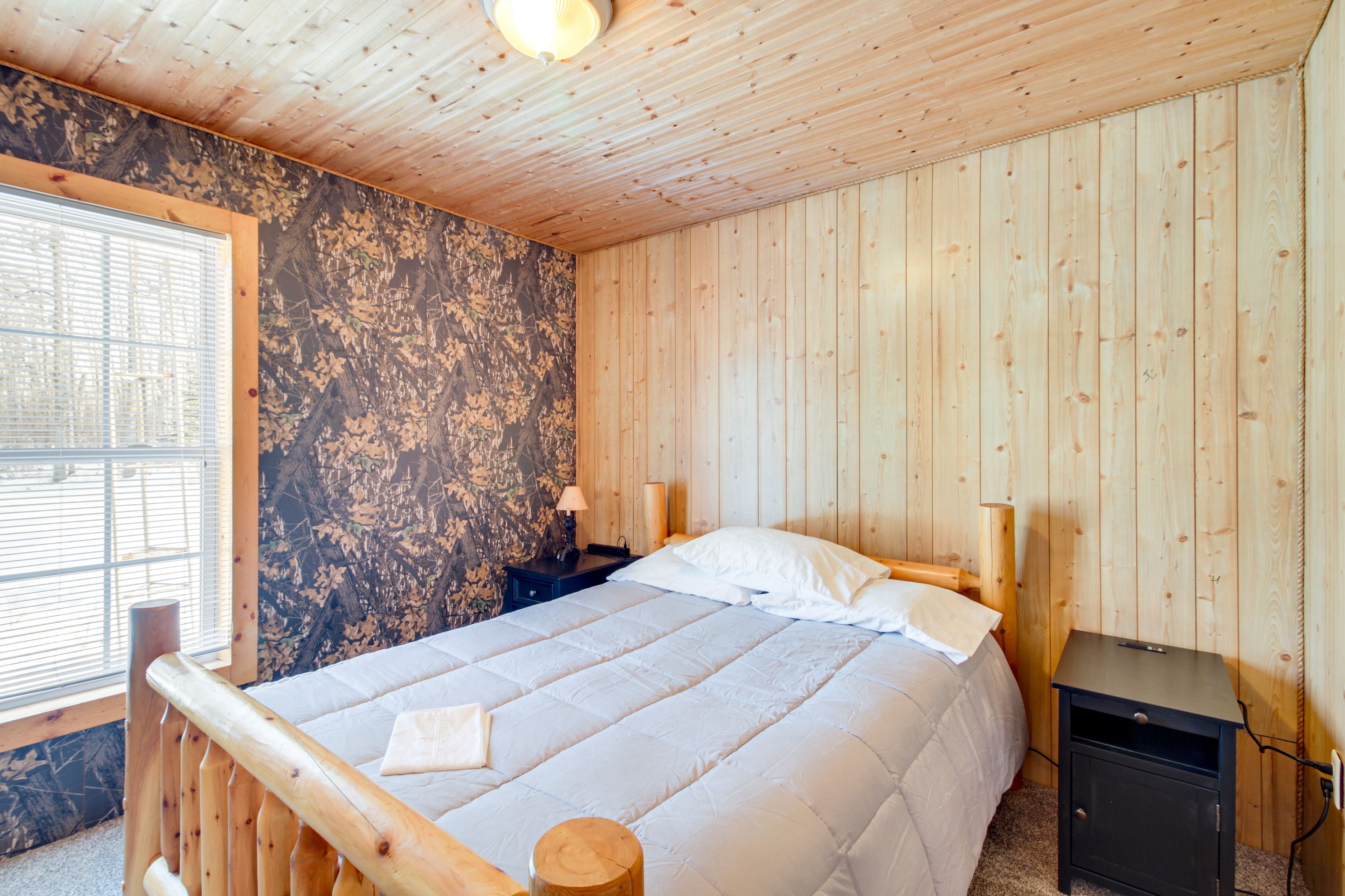 Bedroom 2 | 1st Floor | Queen Bed