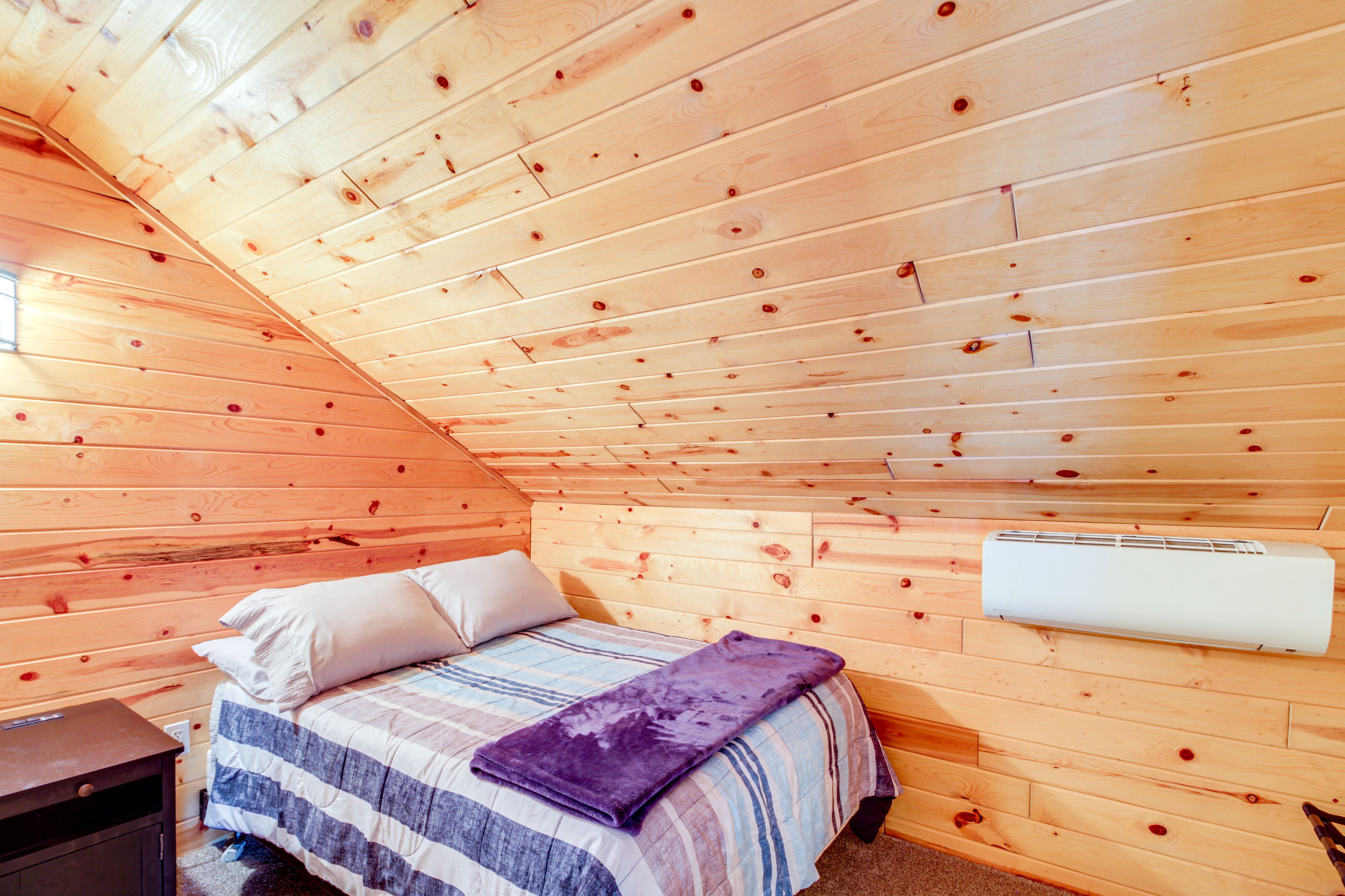 Bonus Room | 2nd Floor | Queen Bed