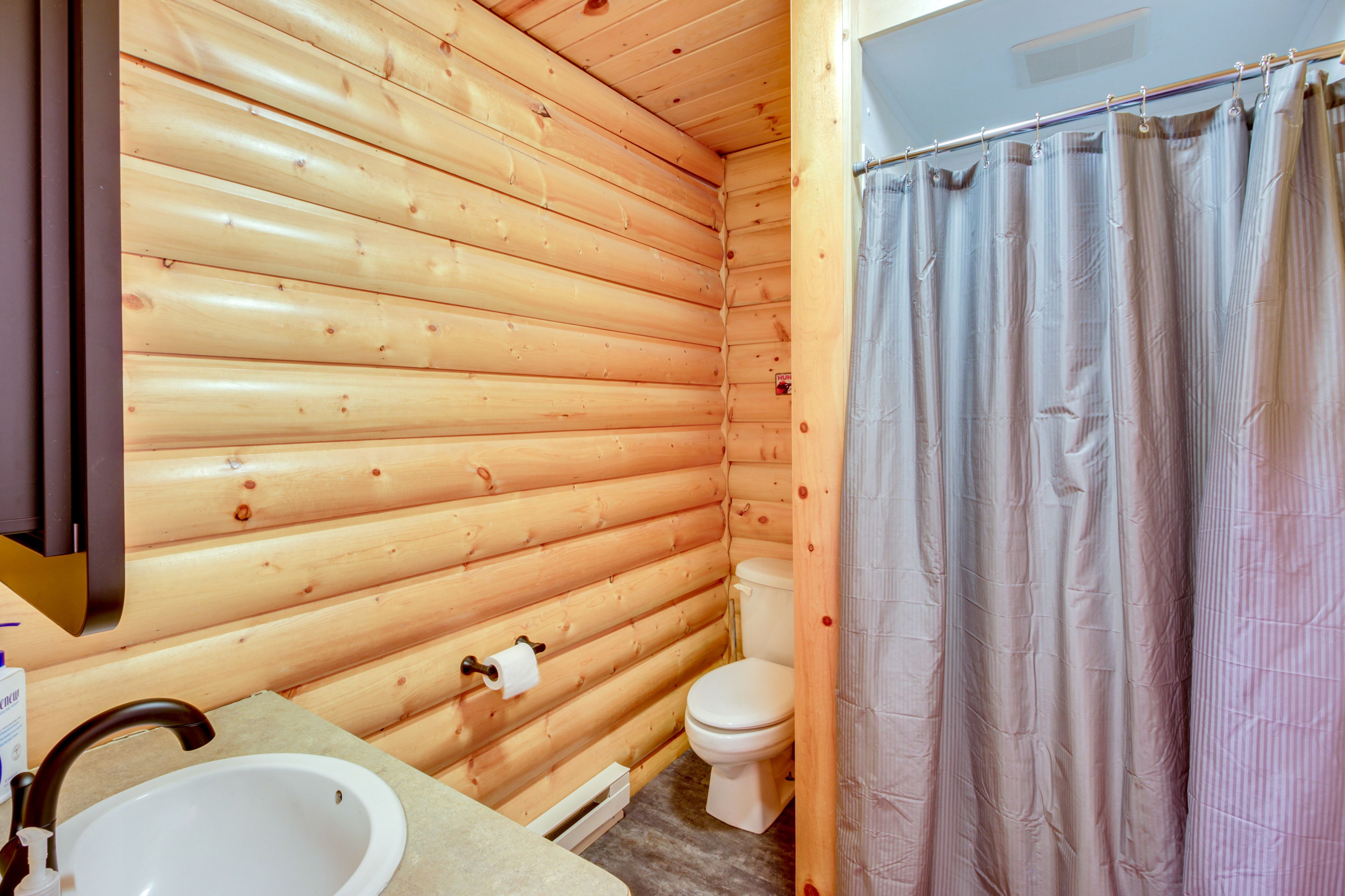 Full Bathroom | 1st Floor | Towels Provided | Complimentary Toiletries