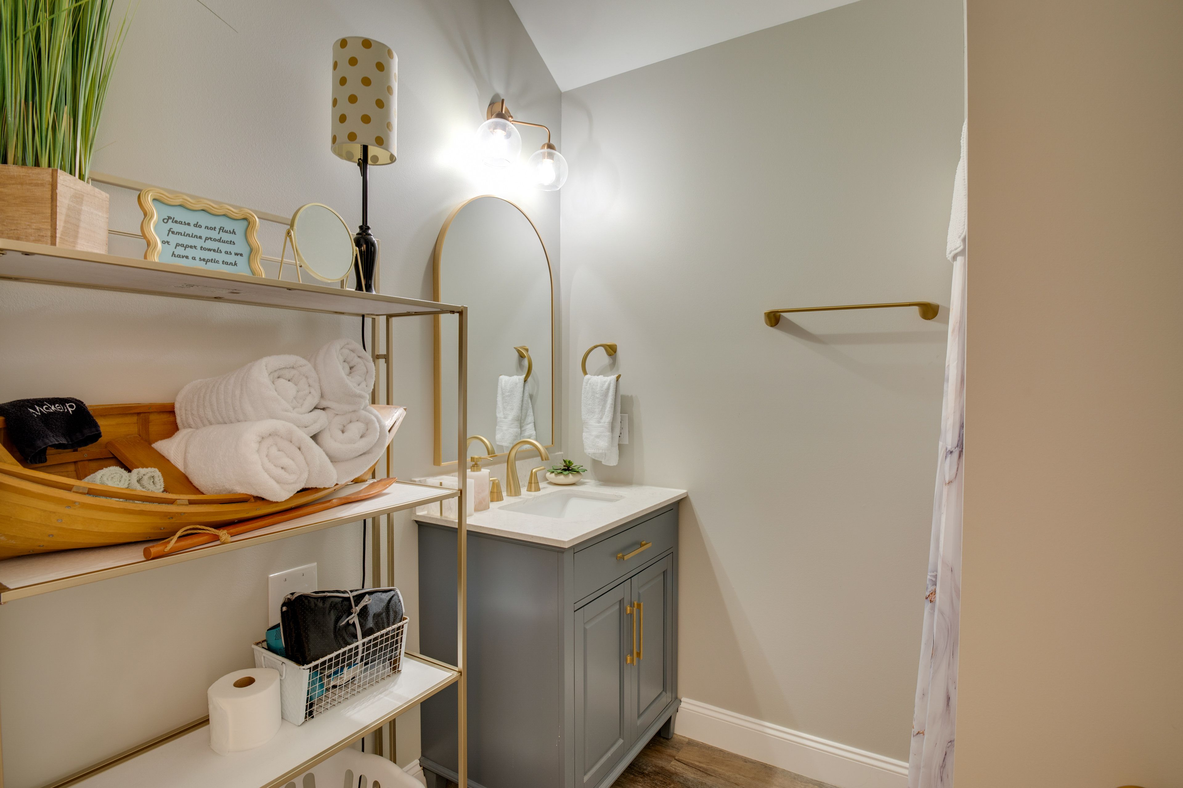 Full Bathroom | Towels Provided | Hair Dryer