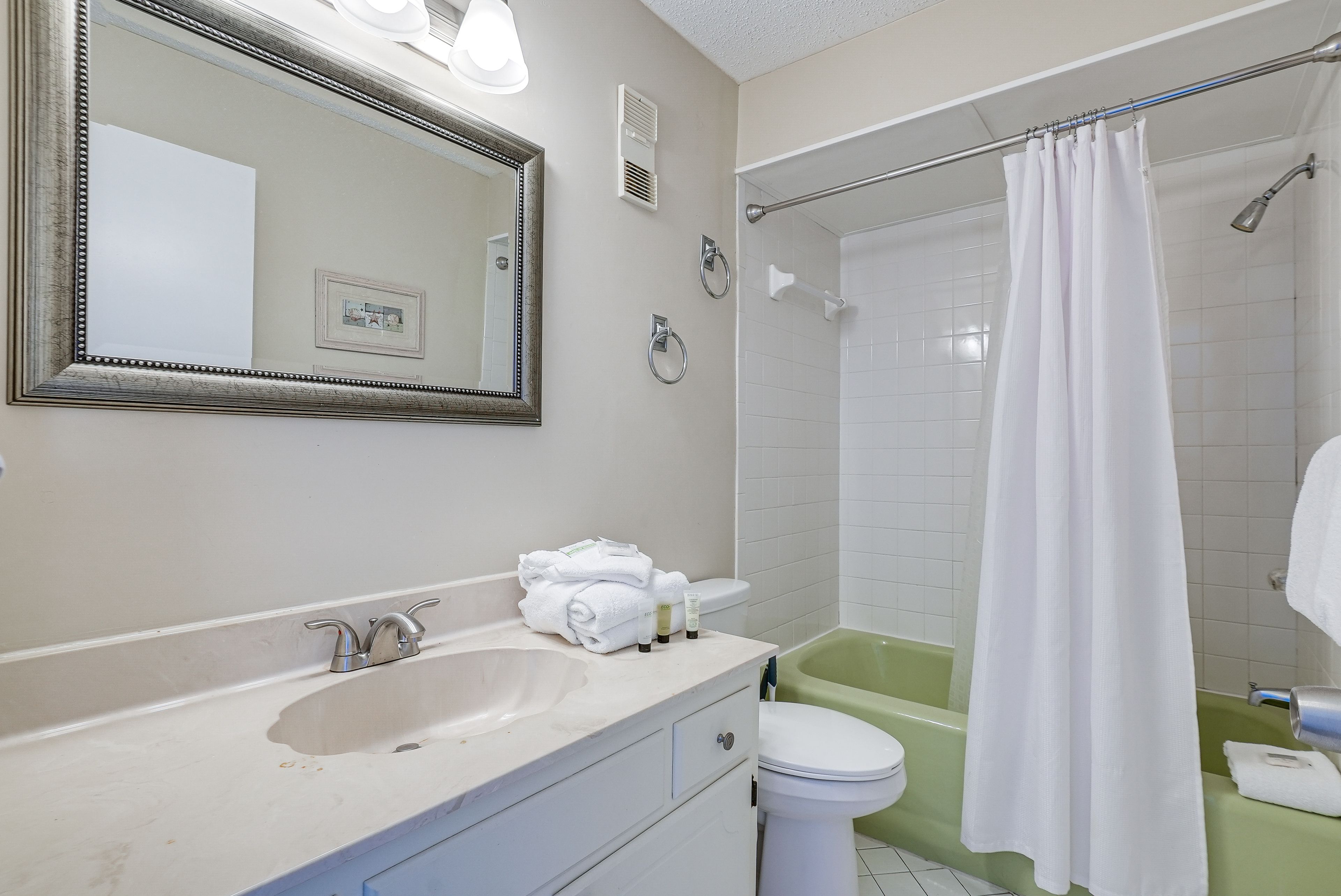 Full Bathroom | Complimentary Toiletries