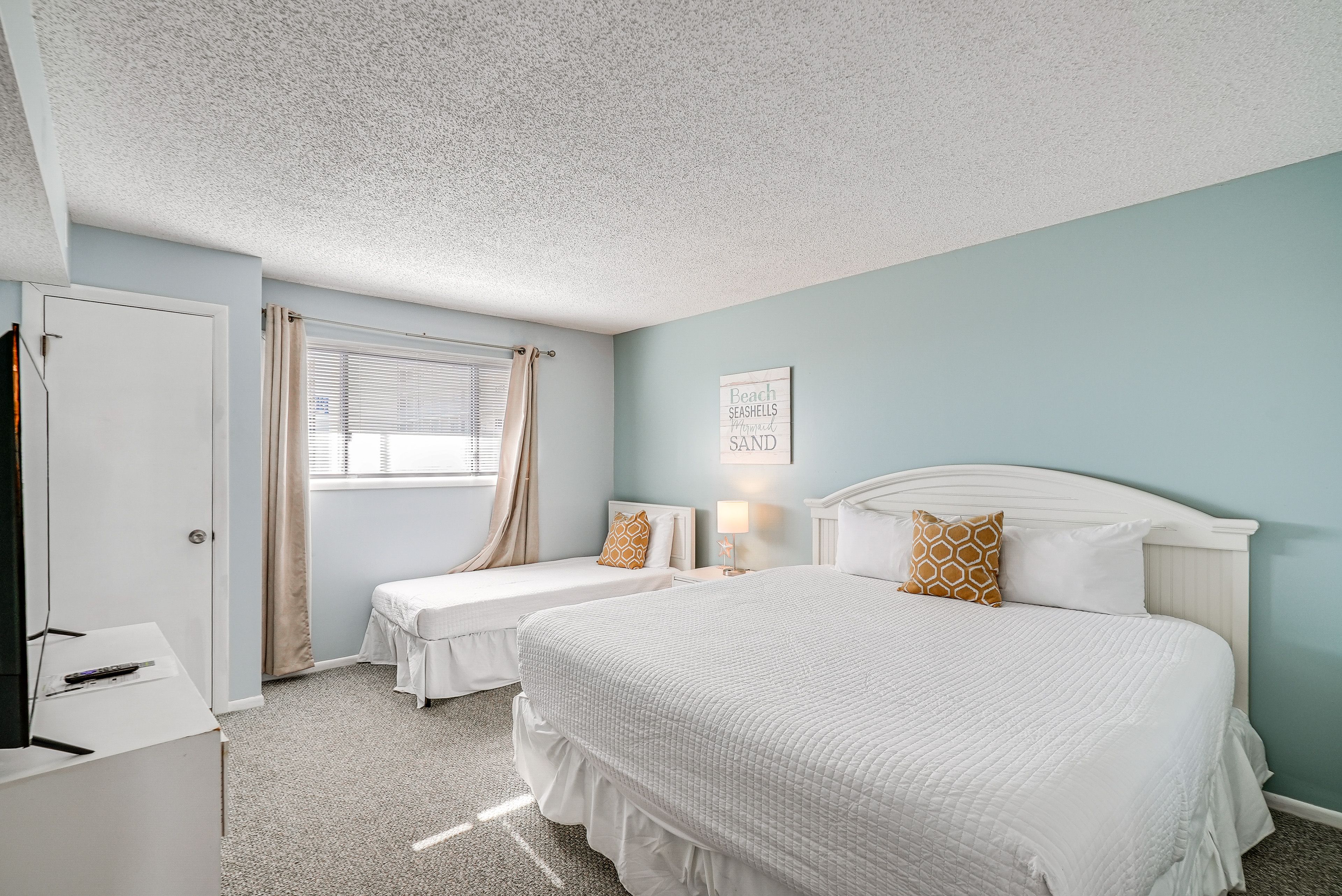 Bedroom 2 | King Bed | Twin Bed | Smart TV