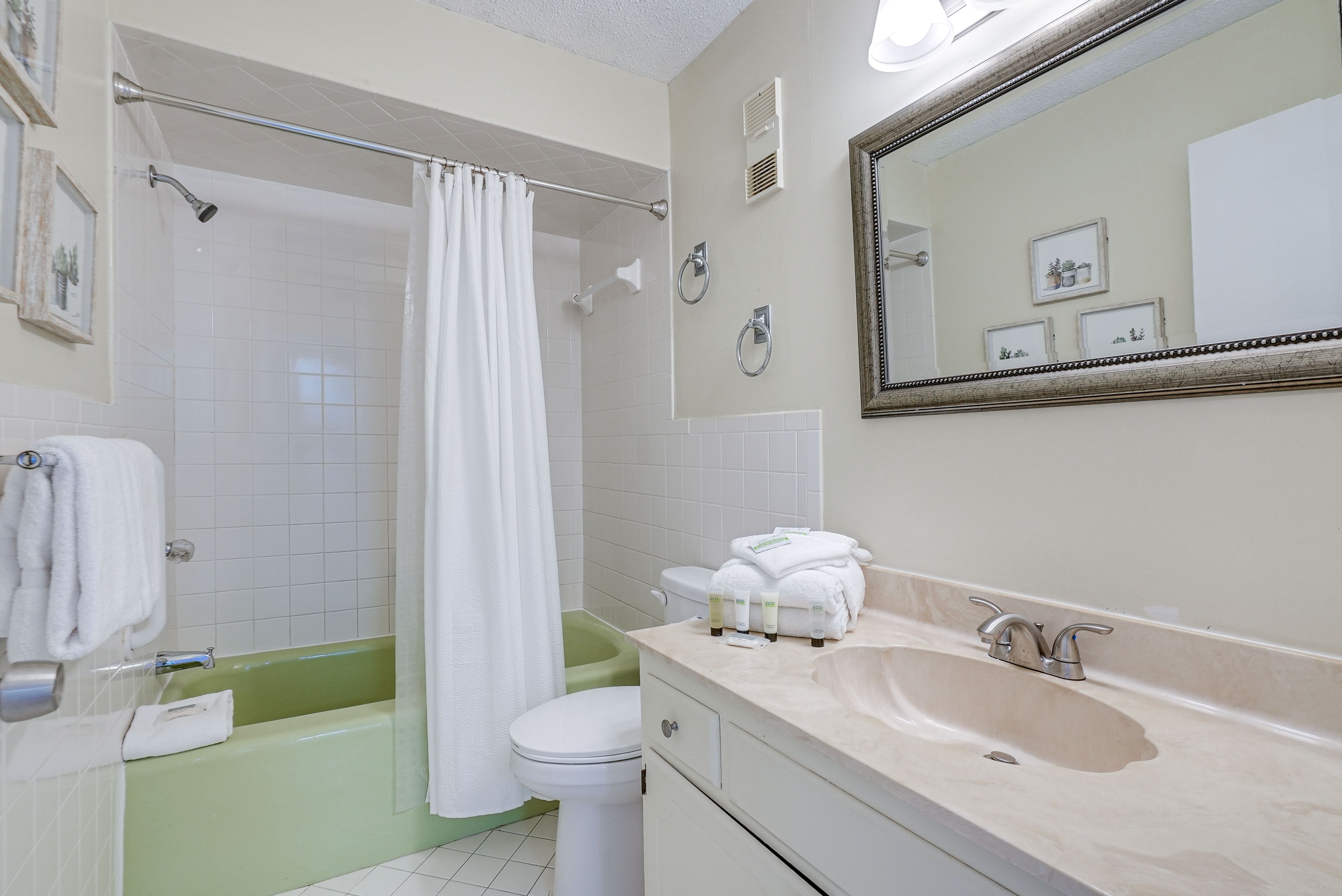 Full Bathroom | Towels Provided