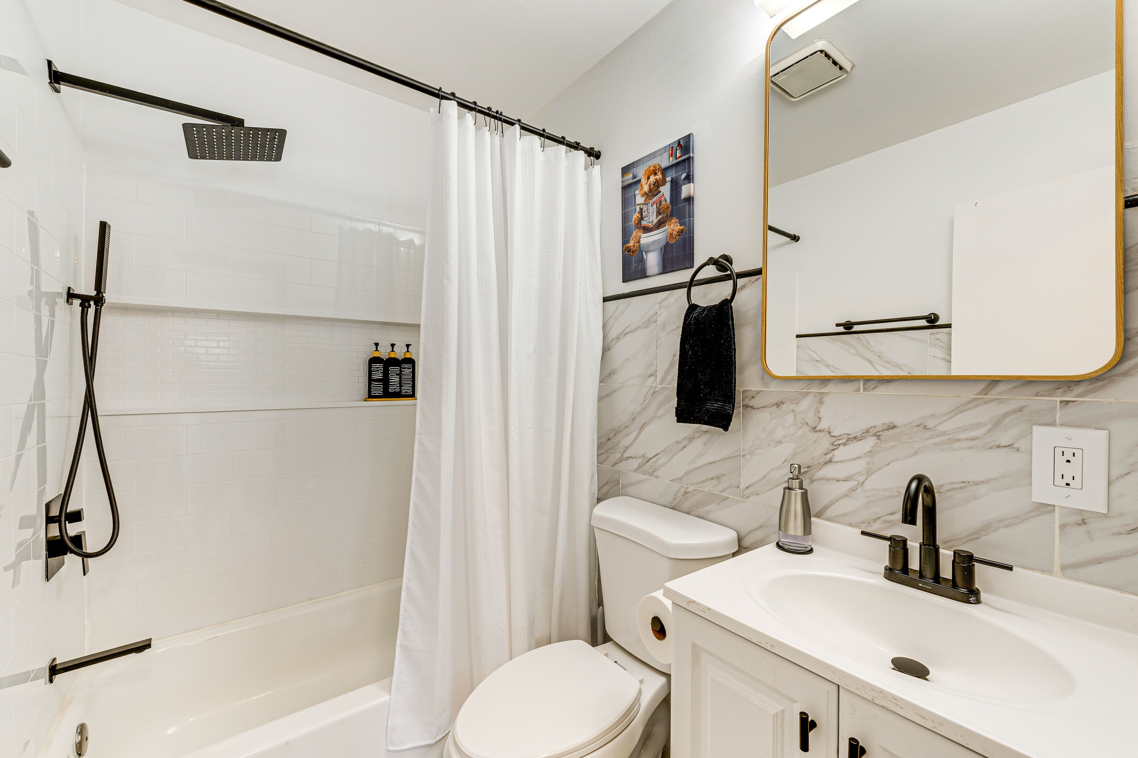 Full Bathroom | 1st Floor | Towels Provided