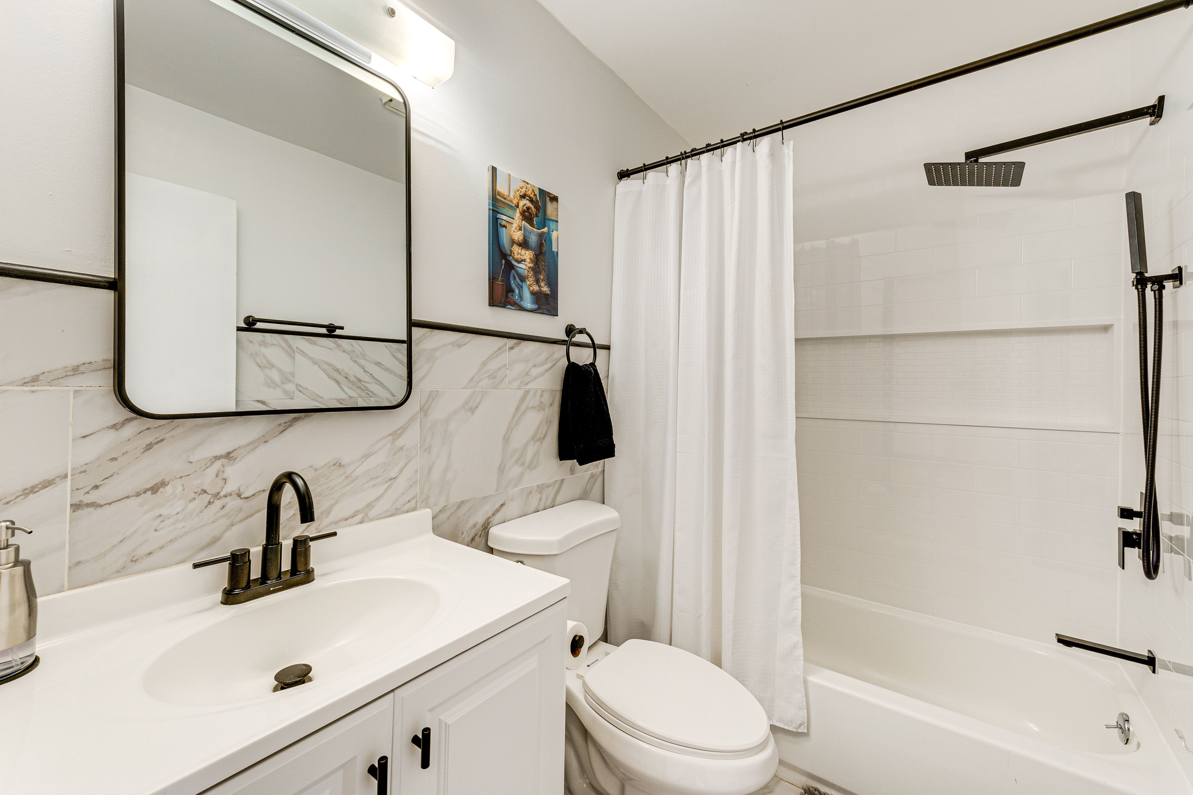 Full Bathroom | 2nd Floor | Complimentary Toiletries