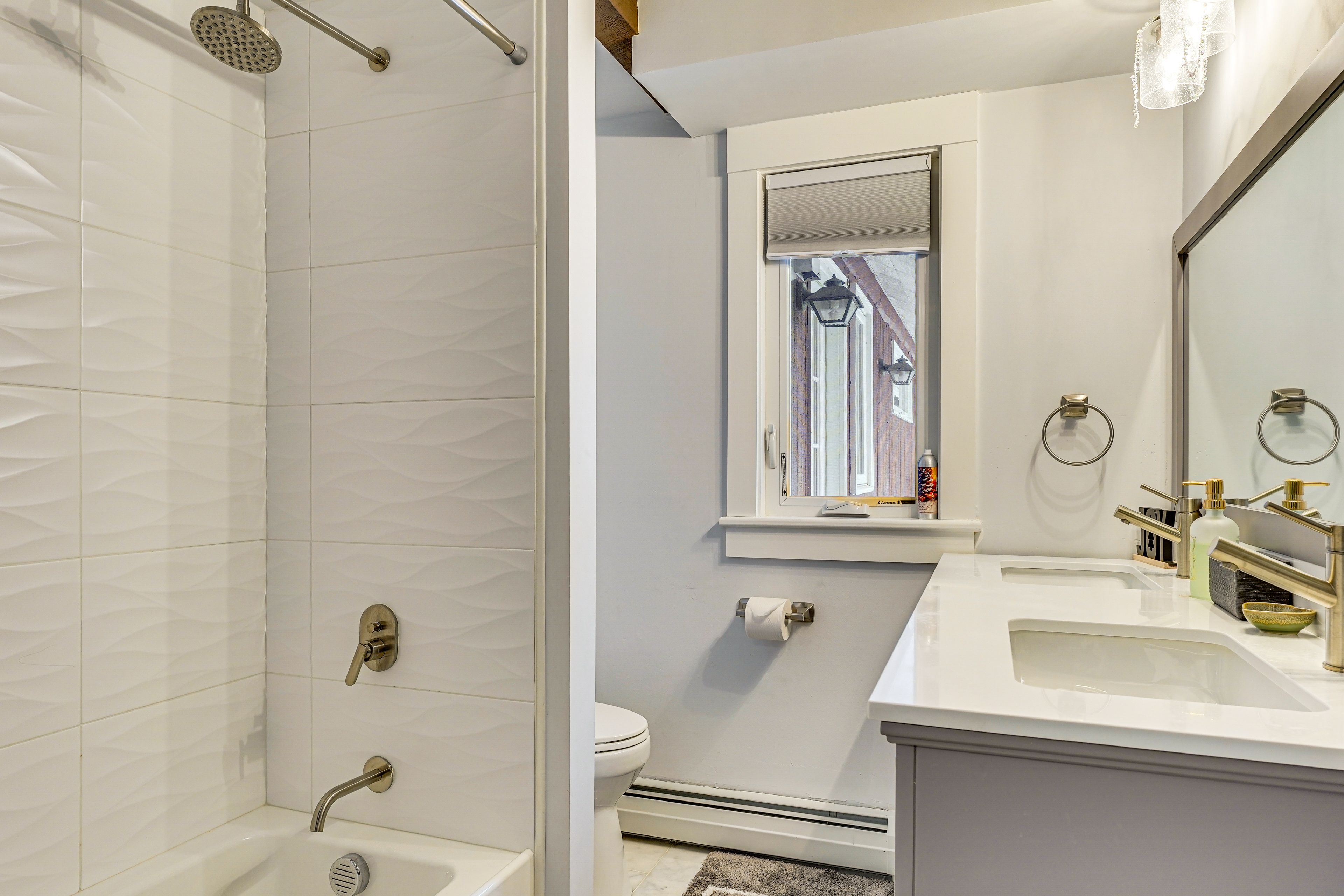 Full Bathroom | Towels Provided | 1st Floor