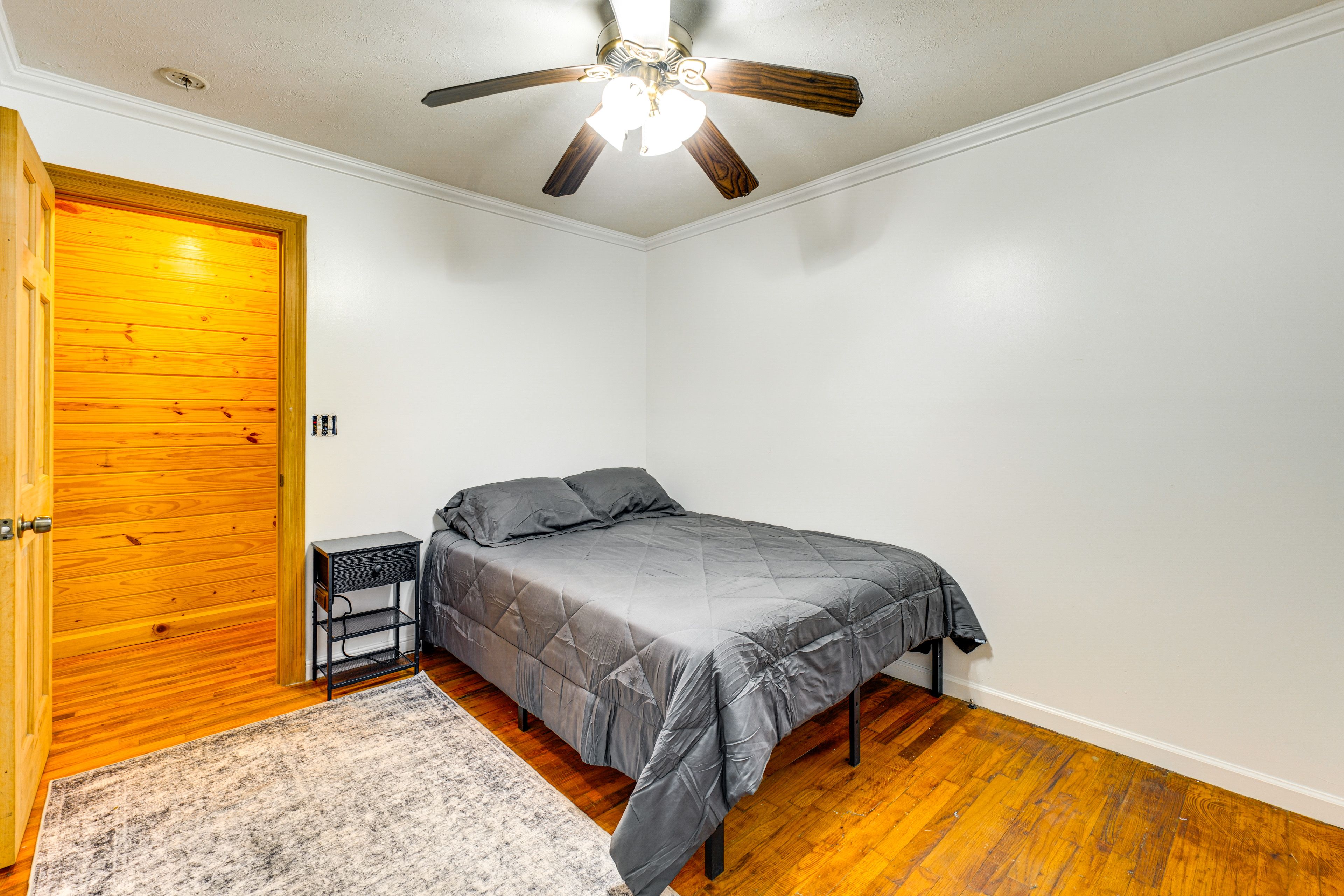 Bedroom 1 | Queen Bed