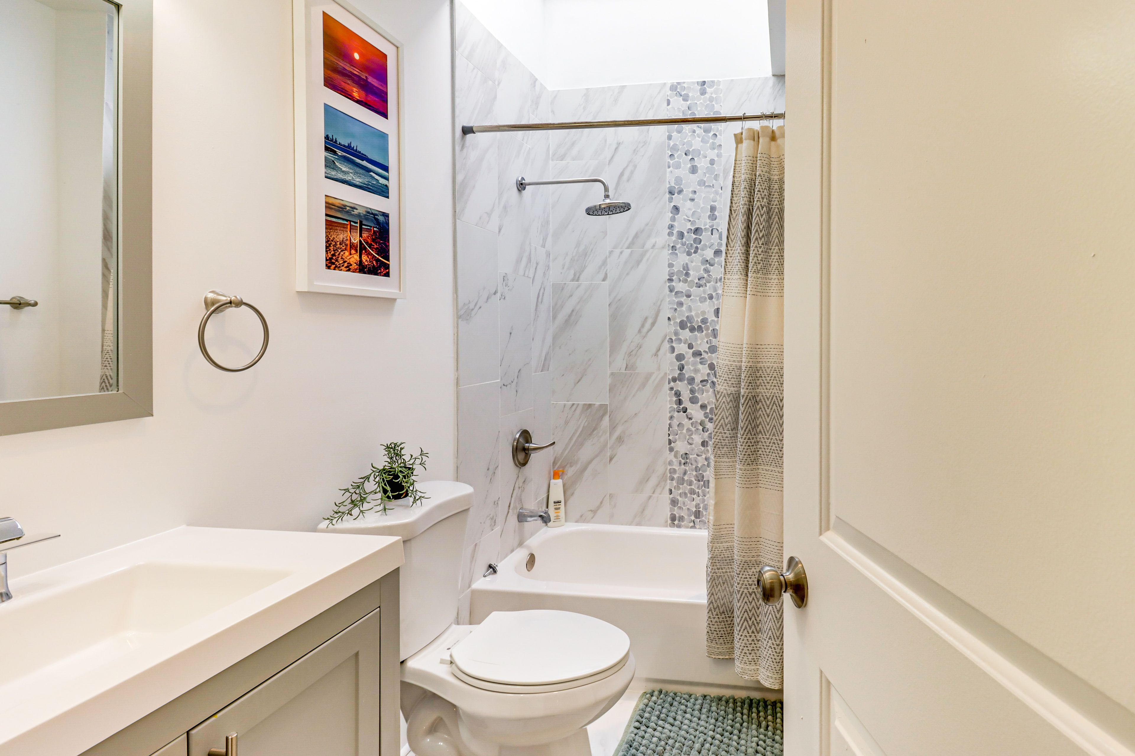 Full Bathroom | Towels Provided