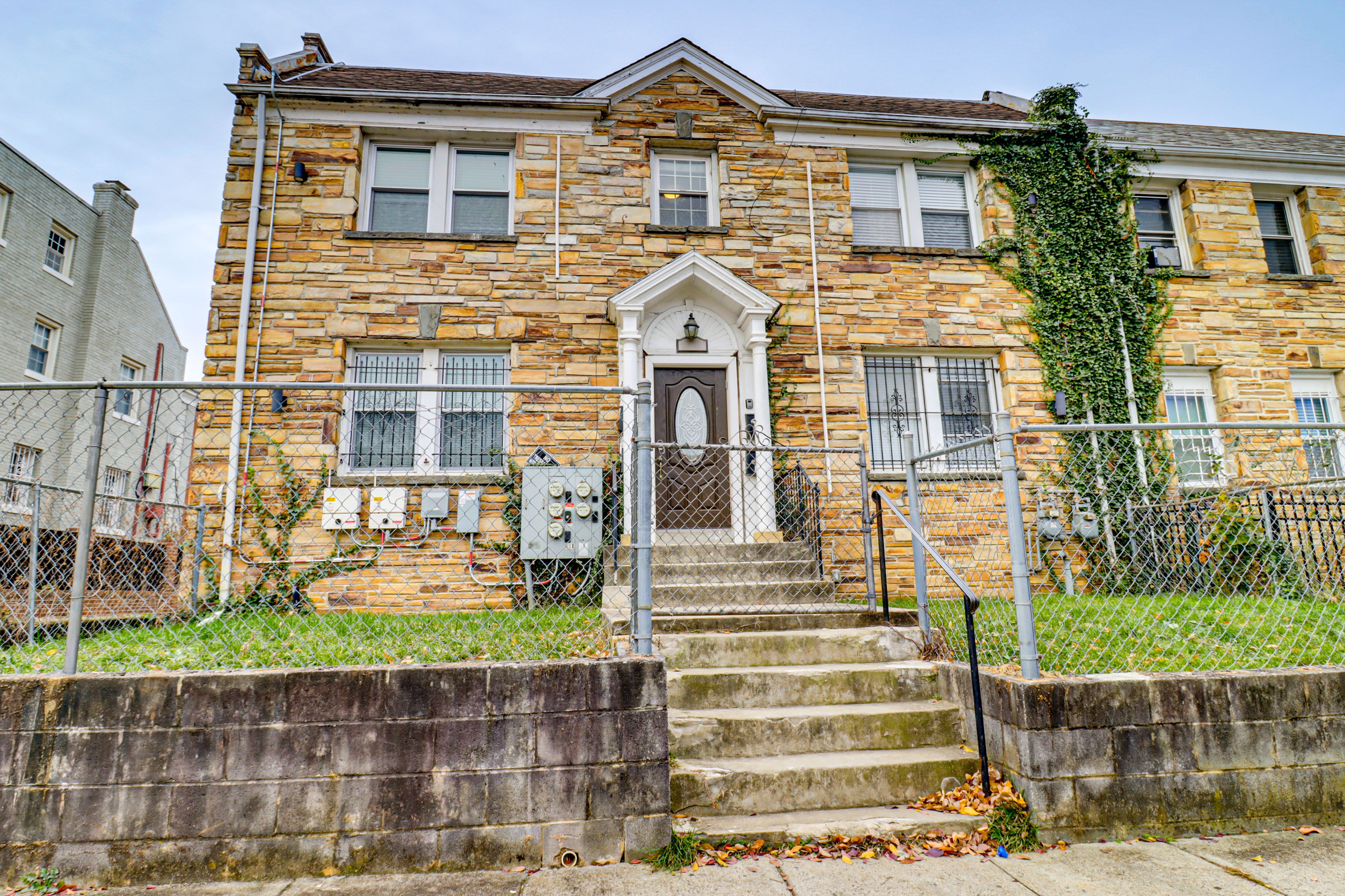 Apartment Exterior | Fenced Front Yard