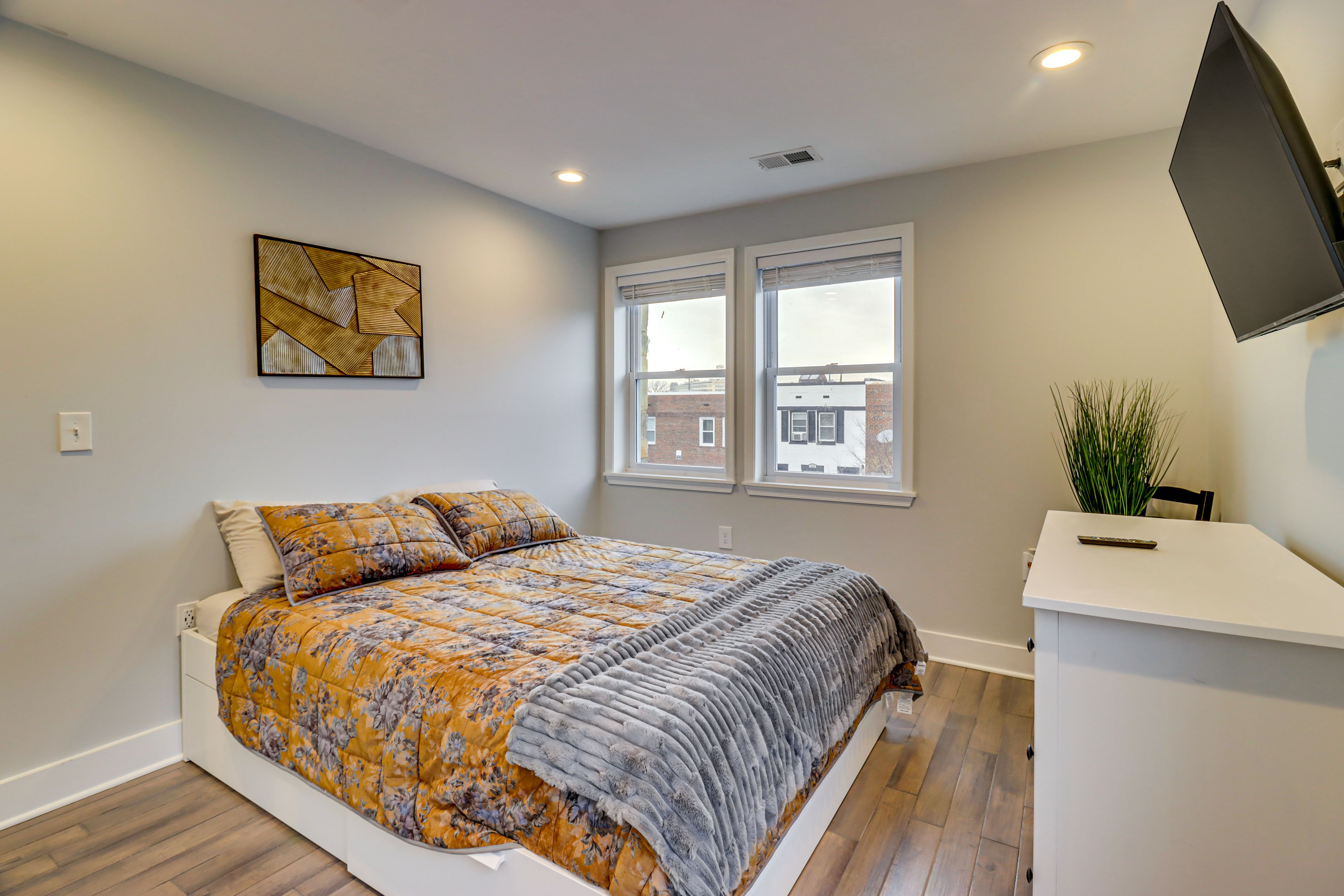 Bedroom 1 | Queen Bed