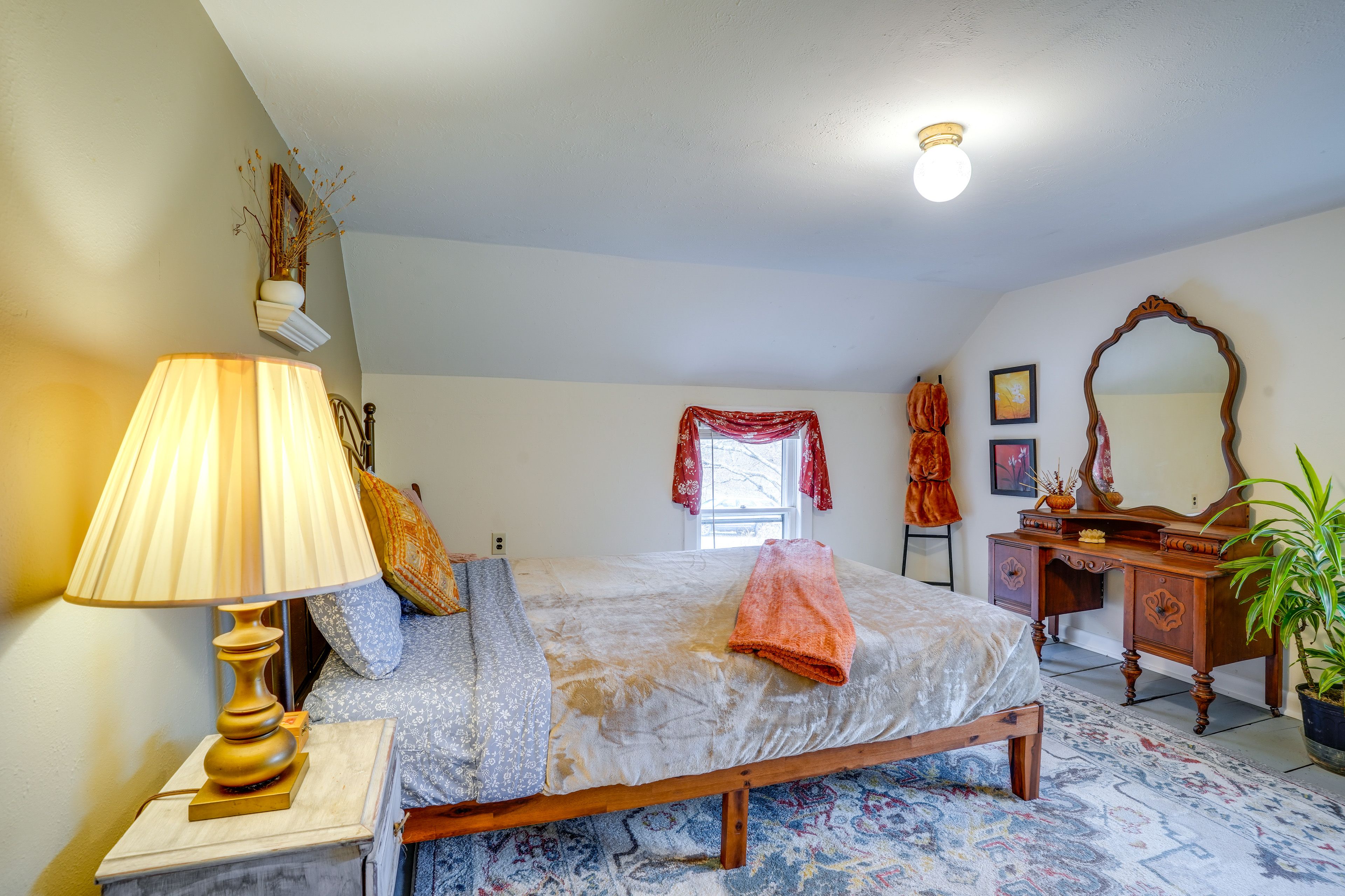 Bedroom 1 | 2nd Floor | Queen Bed