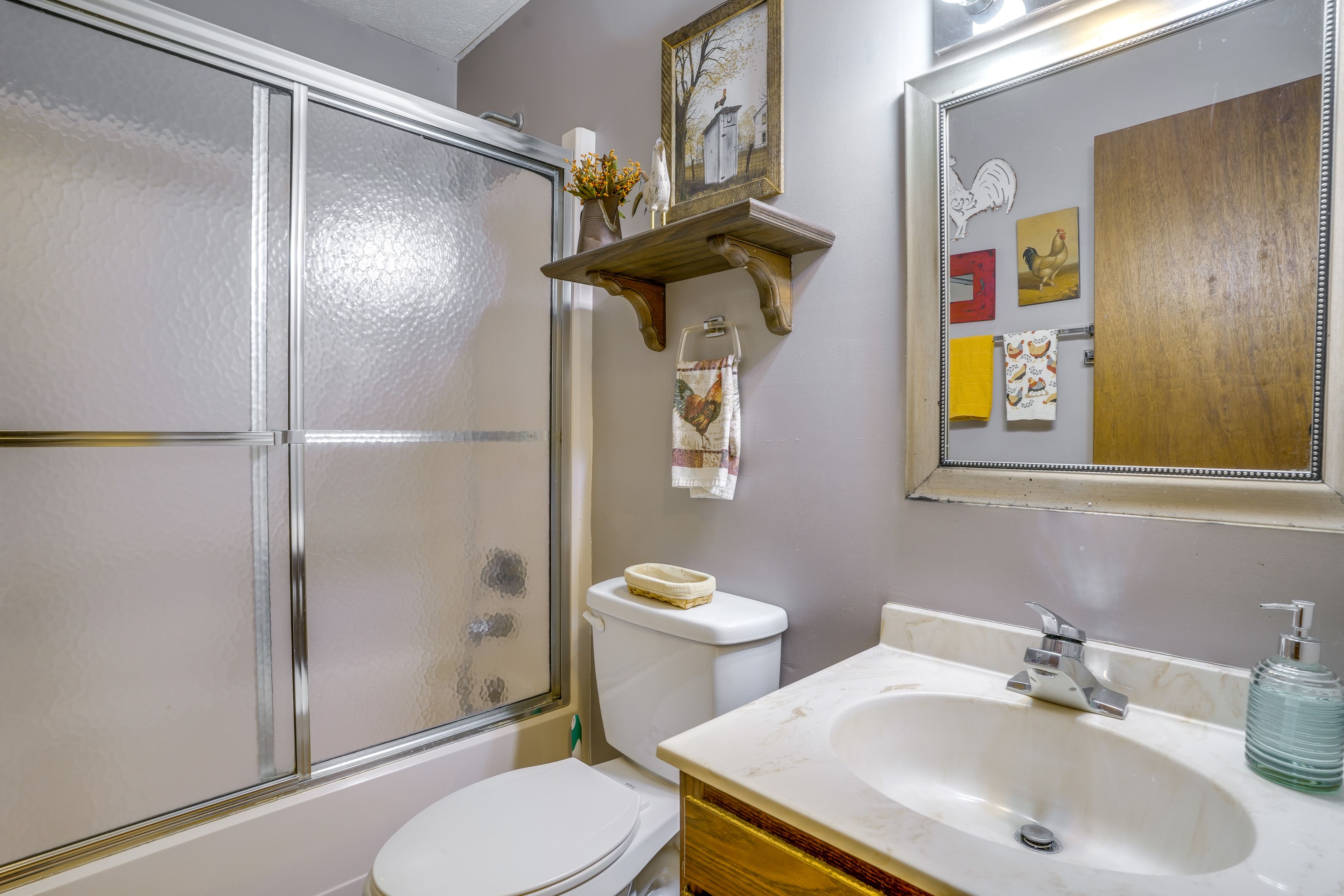 Full Bathroom | 1st Floor | Complimentary Toiletries