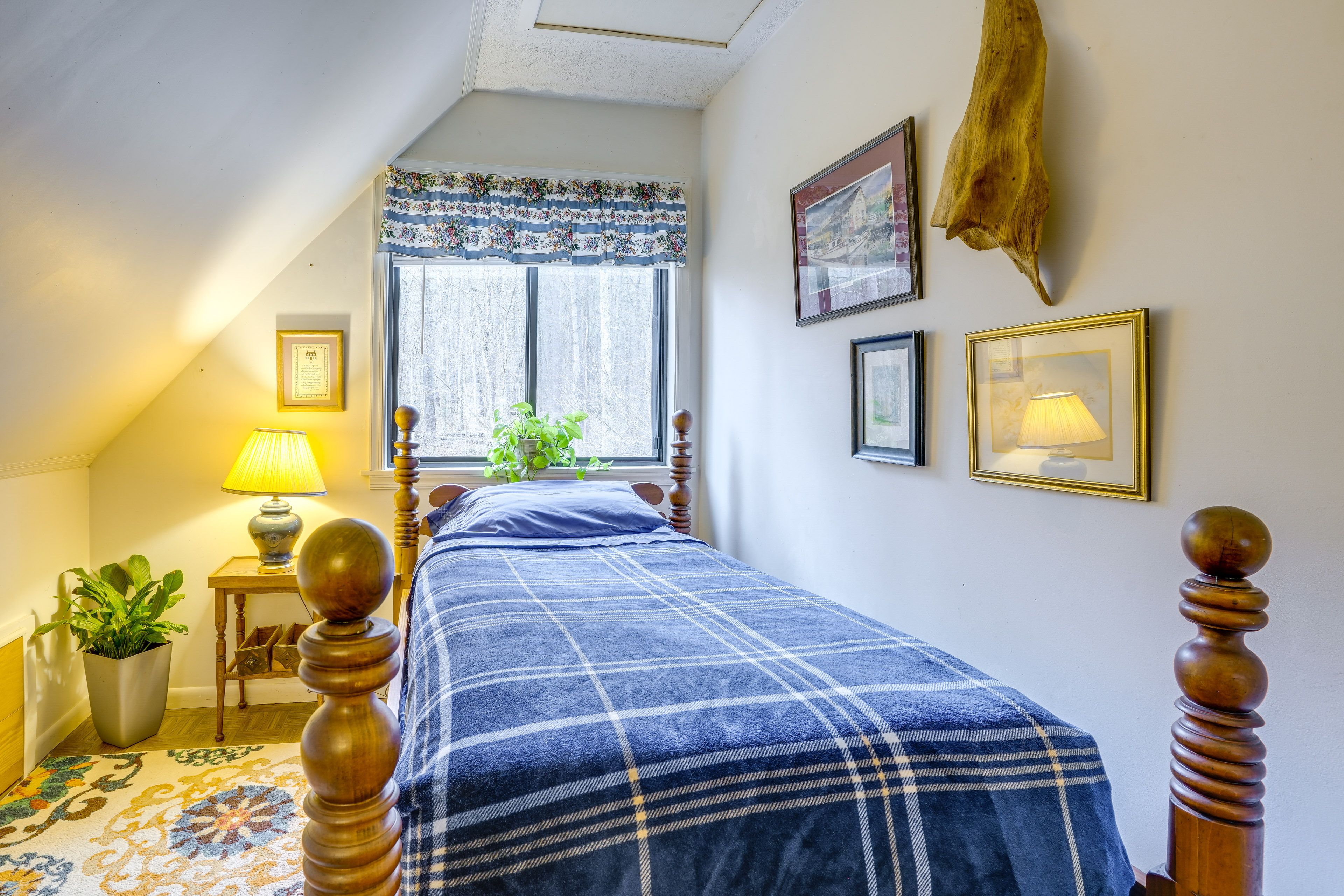 Bedroom 3 | 2nd Floor | Twin Bed | Books