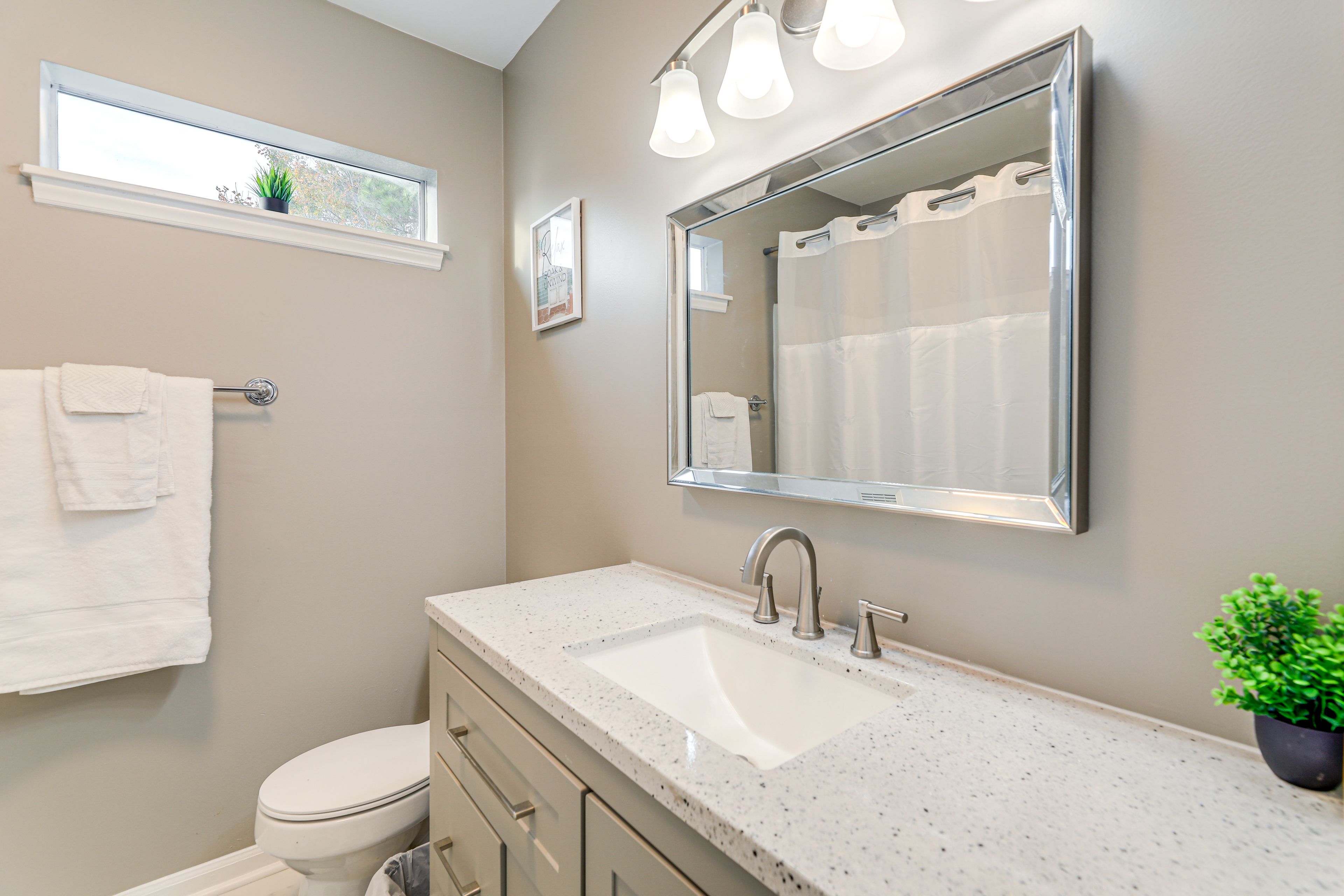 Full Bathroom | Towels Provided