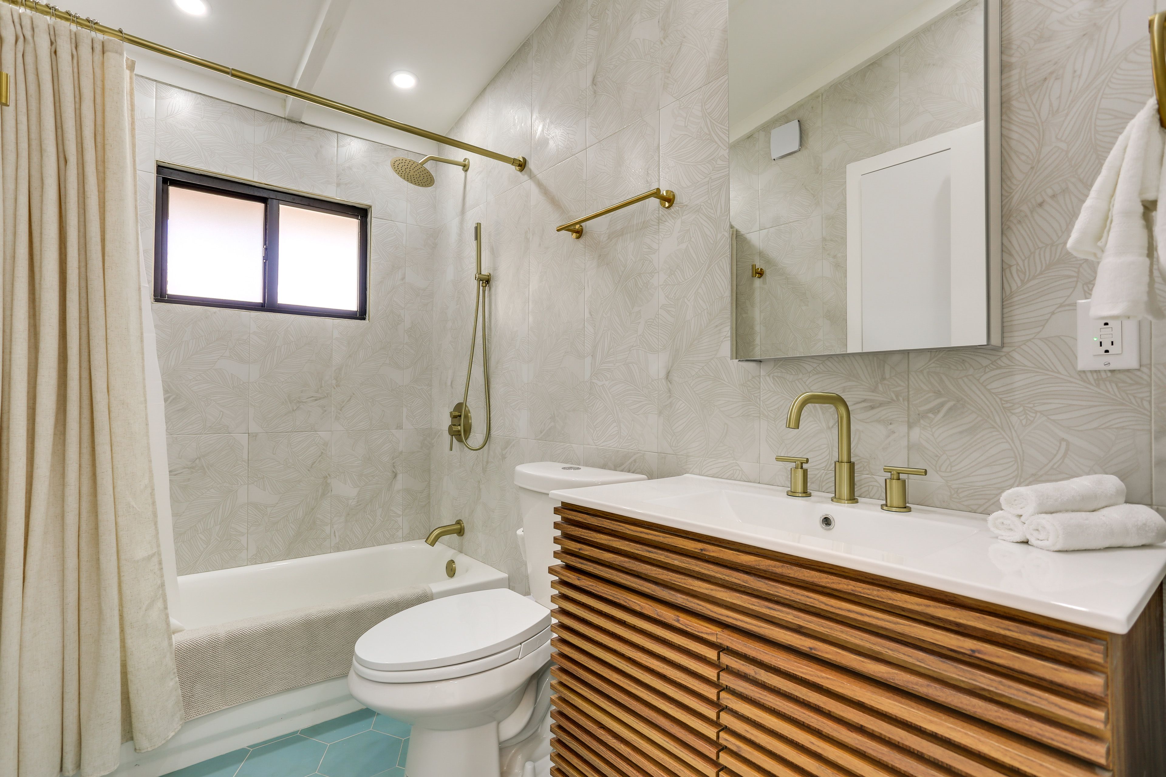 Full Bathroom | 1st Floor | Towels Provided